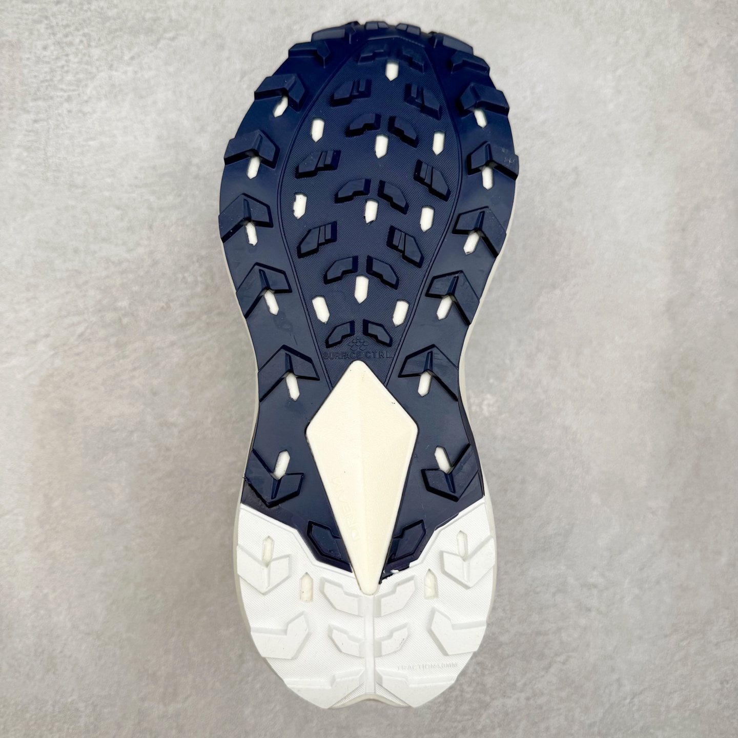 图片[9]-THE NORTH FACE Vectiv Enduris 4 北面舒适柔软透气轻便 越野跑步鞋 North Face于1966年成立，一直致力于为户外运动员的每一次严酷探索提供专业装备。作为全球户外运动领导品牌，The NorthFace以经过专业运动员测试、适应各类户外需求的产品助力探索者不断超越自我，激发人类潜能。The North Face象征着众多山脉中更冷、更值得挑战的北坡。品牌标志则来自Half Dome，一座位于美国加州Yosemite NationalPark（优胜美地国家公园）里的山峰，中文名字取为「北面」，象征着不畏惧的户外探索精神。1997年，The North Face采用全新的宣传标语「Never Stop Exploring探索永不停止」，体现品牌的探索精神，成为品牌的座右铭。实拍调校N版已经零色差零失真 百分百还原实物色彩所见即所得 不存在货不对板色差等低级问题 选购参考实物拍摄 不混卖不参货 只用心做好货严格选品 承诺混一赔十 尺码：36 36.5 37.5 38 38.5 39 40 40.5 41 42 42.5 43 44 44.5 45-选品中心