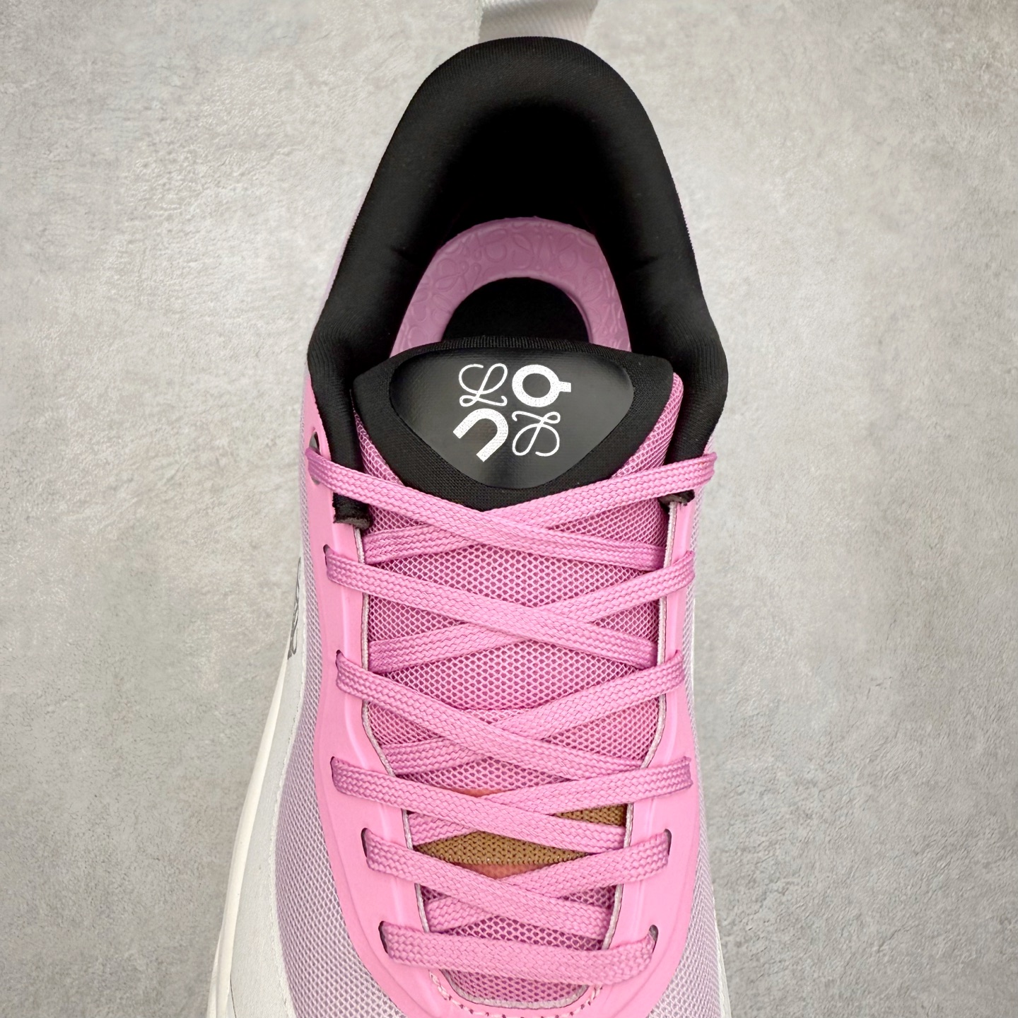 图片[5]-LOEWE x On Cloudtilt 2.0 昂跑罗意威联名 圆头系带生活休闲鞋 此运动品牌 开创于2010年 缓震着陆、强效回弹、轻柔质感的设计构思始终是ON研制关键 与此同时基于“为全球提供革新性的跑步感受”信念 陆续推出了多款跑鞋及其以专业运动人体跑步工程学为设计关键的功能性跑步服饰设备 让跑者不费力气地畅快畅跑 尺码：36 36.5 37.5 38 38.5 39 40 40.5 41 42 42.5 43 44 44.5 45-选品中心