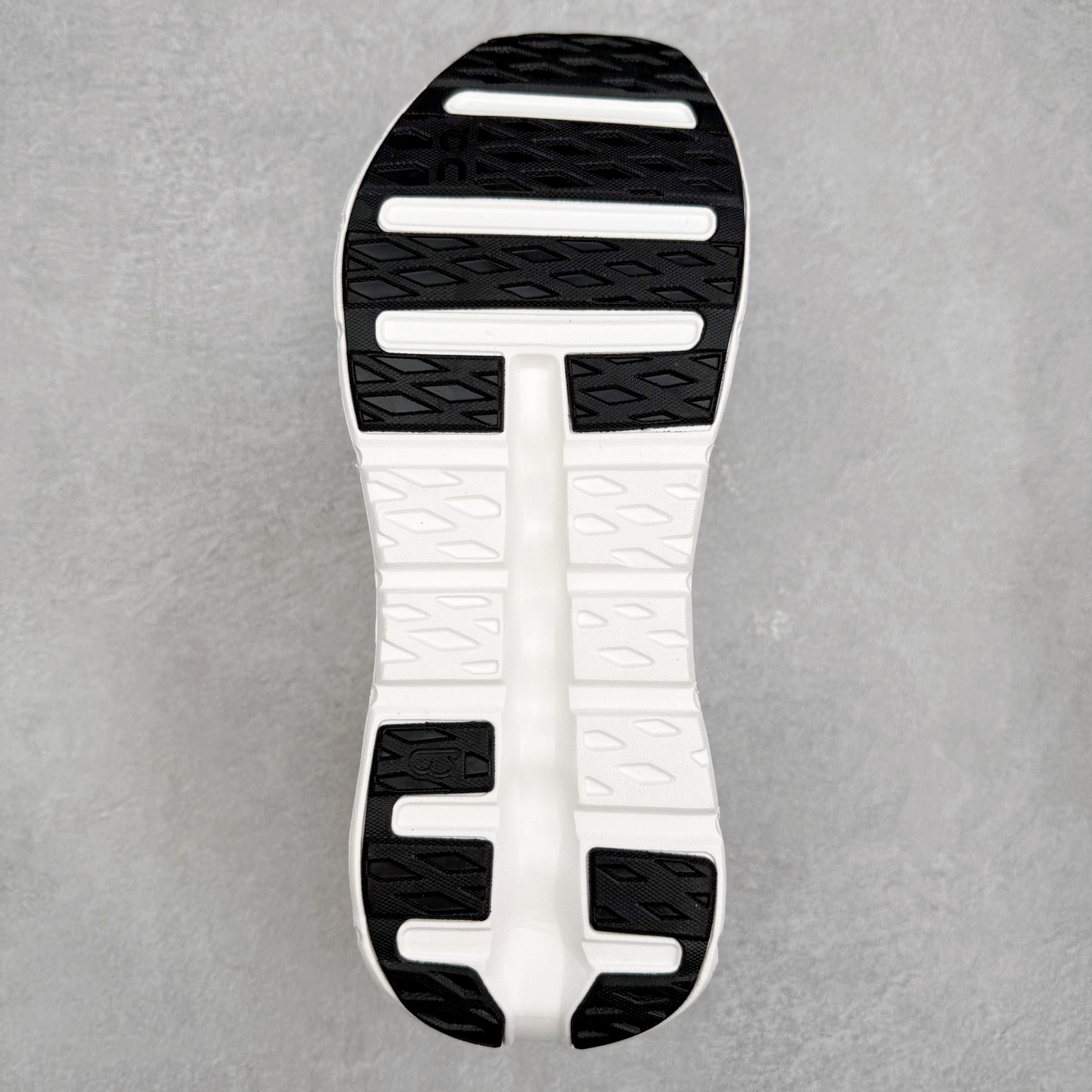 图片[9]-LOEWE x On Cloudtilt 2.0 昂跑罗意威联名 圆头系带生活休闲鞋 此运动品牌 开创于2010年 缓震着陆、强效回弹、轻柔质感的设计构思始终是ON研制关键 与此同时基于“为全球提供革新性的跑步感受”信念 陆续推出了多款跑鞋及其以专业运动人体跑步工程学为设计关键的功能性跑步服饰设备 让跑者不费力气地畅快畅跑 尺码：36 36.5 37.5 38 38.5 39 40 40.5 41 42 42.5 43 44 44.5 45-选品中心