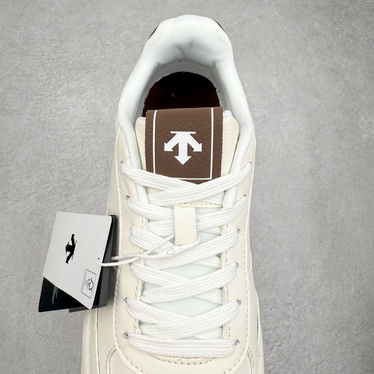 图片[5]-迪桑特DESCENTE Dualis DE Board运动舒适 低帮 生活休闲鞋 男款 巧克力色 DESCENTE（迪桑特）创立于1935年，品牌名取自法语词汇，意为“滑降”。品牌箭头标识代表滑雪的三种技术“高速直线滑行”、“穿越”和“侧滑”，也寓意品牌在打造高端专业运动产品中不断追求完美的创新精神，致力于成为中国高端专业滑雪、综训、女子、铁人三项、高尔夫的第一品牌。实拍调校N版已经零色差零失真 百分百还原实物色彩所见即所得 不存在货不对板色差等低级问题 选购参考实物拍摄 不混卖不参货 只用心做好货严格选品 承诺混一赔十 尺码：36 36.5 37.5 38 38.5 39 40 40.5 41 42 42.5 43 44 44.5 45-选品中心