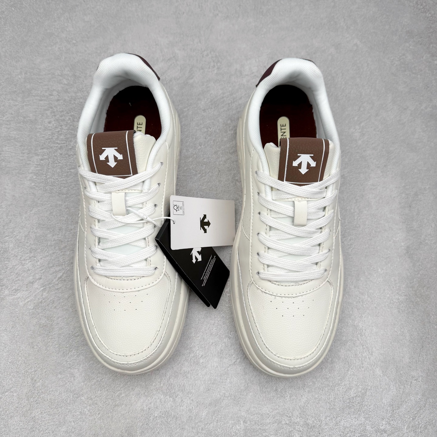 图片[2]-迪桑特DESCENTE Dualis DE Board运动舒适 低帮 生活休闲鞋 男款 巧克力色 DESCENTE（迪桑特）创立于1935年，品牌名取自法语词汇，意为“滑降”。品牌箭头标识代表滑雪的三种技术“高速直线滑行”、“穿越”和“侧滑”，也寓意品牌在打造高端专业运动产品中不断追求完美的创新精神，致力于成为中国高端专业滑雪、综训、女子、铁人三项、高尔夫的第一品牌。实拍调校N版已经零色差零失真 百分百还原实物色彩所见即所得 不存在货不对板色差等低级问题 选购参考实物拍摄 不混卖不参货 只用心做好货严格选品 承诺混一赔十 尺码：36 36.5 37.5 38 38.5 39 40 40.5 41 42 42.5 43 44 44.5 45-选品中心