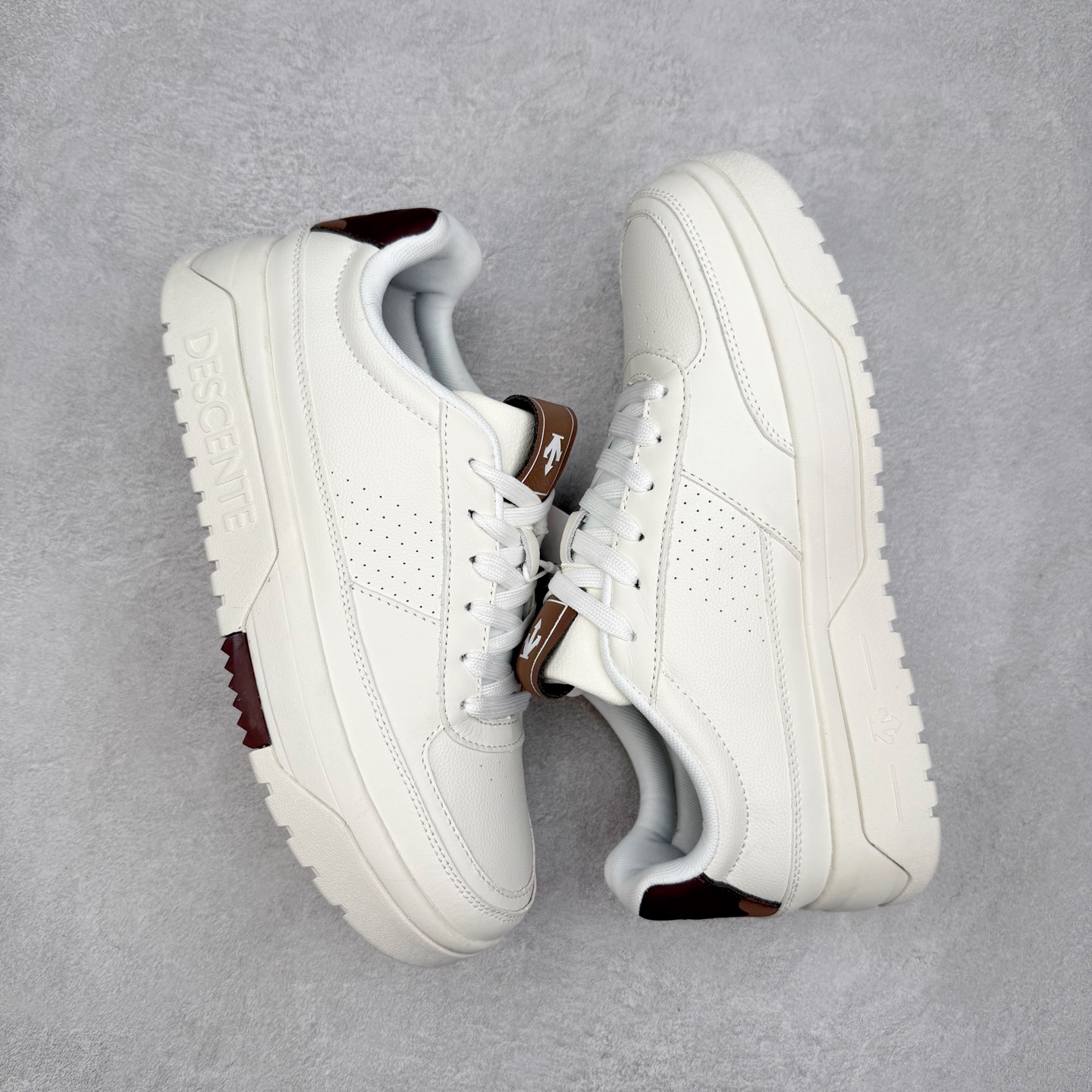 图片[3]-迪桑特DESCENTE Dualis DE Board运动舒适 低帮 生活休闲鞋 男款 巧克力色 DESCENTE（迪桑特）创立于1935年，品牌名取自法语词汇，意为“滑降”。品牌箭头标识代表滑雪的三种技术“高速直线滑行”、“穿越”和“侧滑”，也寓意品牌在打造高端专业运动产品中不断追求完美的创新精神，致力于成为中国高端专业滑雪、综训、女子、铁人三项、高尔夫的第一品牌。实拍调校N版已经零色差零失真 百分百还原实物色彩所见即所得 不存在货不对板色差等低级问题 选购参考实物拍摄 不混卖不参货 只用心做好货严格选品 承诺混一赔十 尺码：36 36.5 37.5 38 38.5 39 40 40.5 41 42 42.5 43 44 44.5 45-选品中心