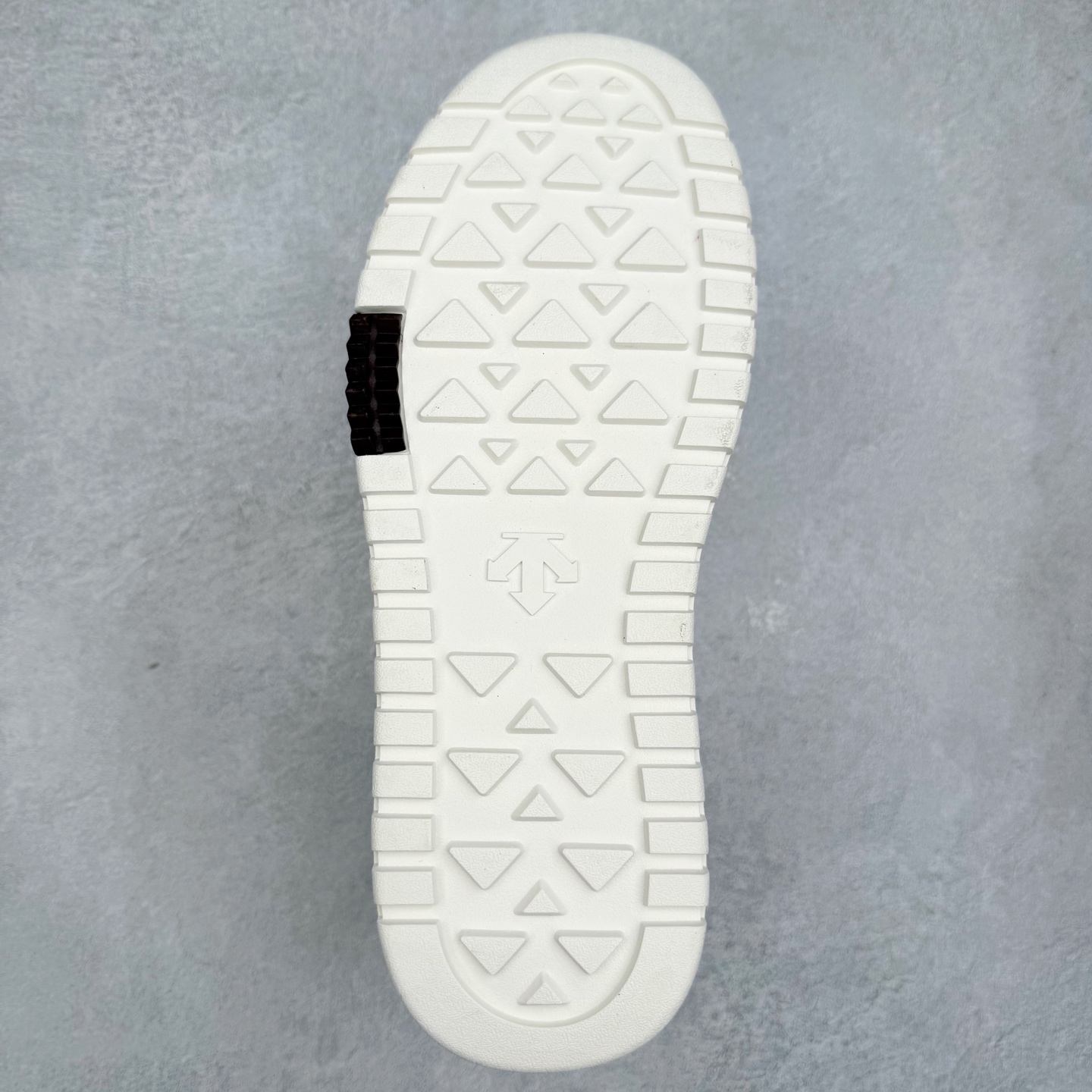 图片[9]-迪桑特DESCENTE Dualis DE Board运动舒适 低帮 生活休闲鞋 男款 巧克力色 DESCENTE（迪桑特）创立于1935年，品牌名取自法语词汇，意为“滑降”。品牌箭头标识代表滑雪的三种技术“高速直线滑行”、“穿越”和“侧滑”，也寓意品牌在打造高端专业运动产品中不断追求完美的创新精神，致力于成为中国高端专业滑雪、综训、女子、铁人三项、高尔夫的第一品牌。实拍调校N版已经零色差零失真 百分百还原实物色彩所见即所得 不存在货不对板色差等低级问题 选购参考实物拍摄 不混卖不参货 只用心做好货严格选品 承诺混一赔十 尺码：36 36.5 37.5 38 38.5 39 40 40.5 41 42 42.5 43 44 44.5 45-选品中心