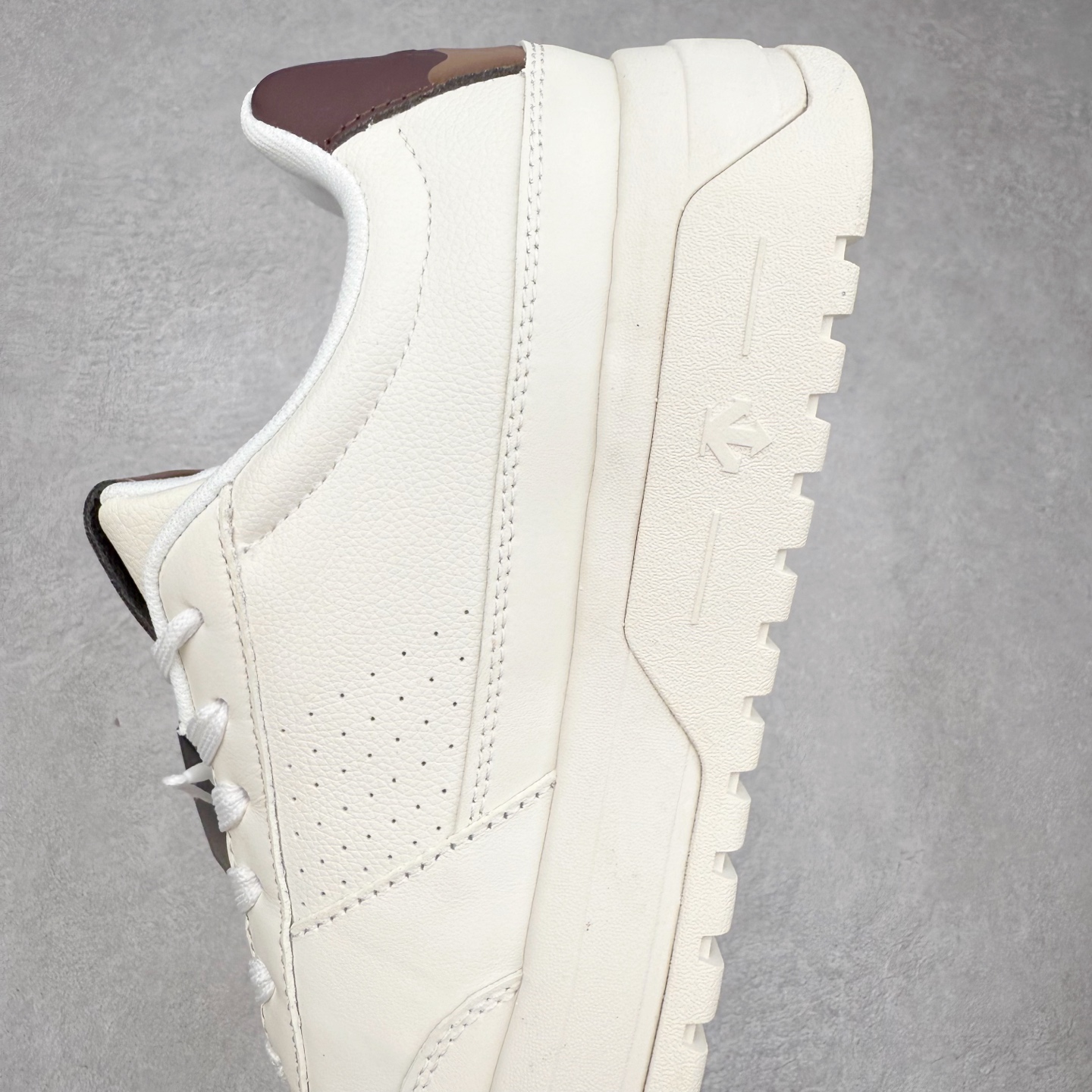 图片[7]-迪桑特DESCENTE Dualis DE Board运动舒适 低帮 生活休闲鞋 男款 巧克力色 DESCENTE（迪桑特）创立于1935年，品牌名取自法语词汇，意为“滑降”。品牌箭头标识代表滑雪的三种技术“高速直线滑行”、“穿越”和“侧滑”，也寓意品牌在打造高端专业运动产品中不断追求完美的创新精神，致力于成为中国高端专业滑雪、综训、女子、铁人三项、高尔夫的第一品牌。实拍调校N版已经零色差零失真 百分百还原实物色彩所见即所得 不存在货不对板色差等低级问题 选购参考实物拍摄 不混卖不参货 只用心做好货严格选品 承诺混一赔十 尺码：36 36.5 37.5 38 38.5 39 40 40.5 41 42 42.5 43 44 44.5 45-选品中心