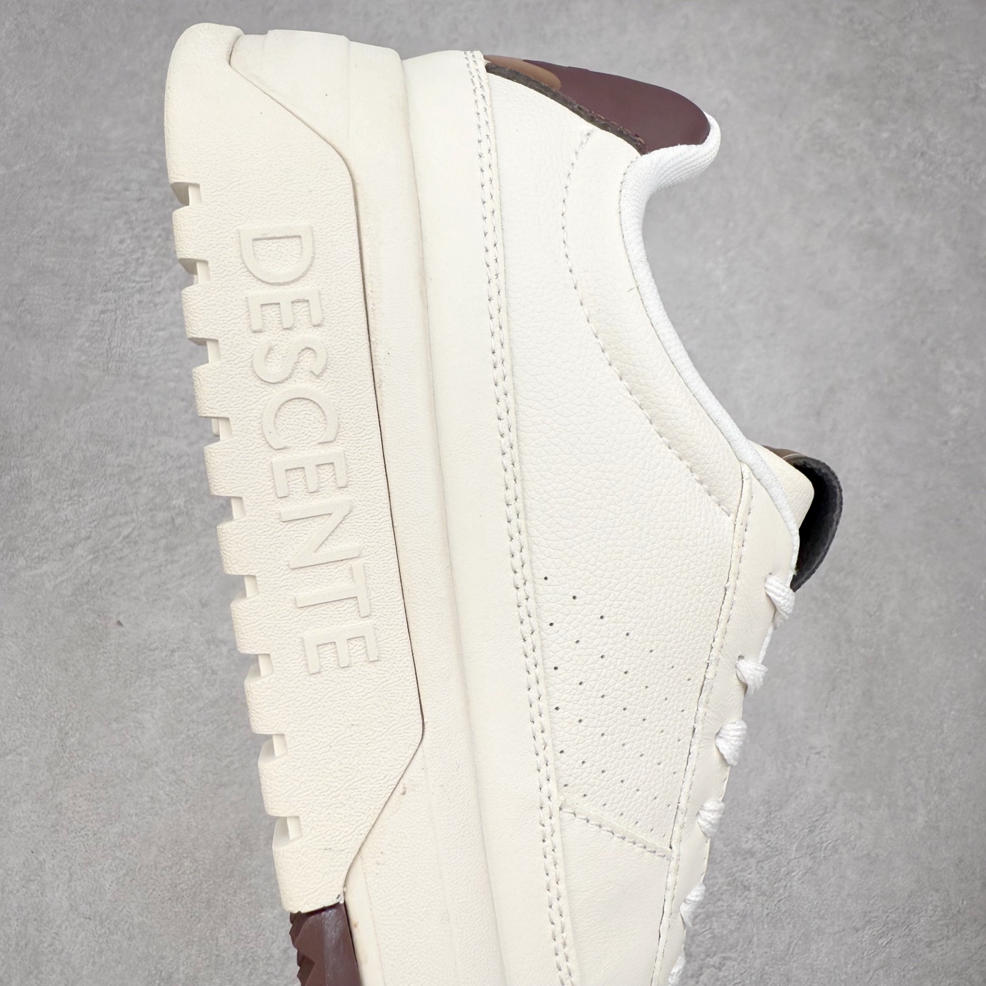 图片[6]-迪桑特DESCENTE Dualis DE Board运动舒适 低帮 生活休闲鞋 男款 巧克力色 DESCENTE（迪桑特）创立于1935年，品牌名取自法语词汇，意为“滑降”。品牌箭头标识代表滑雪的三种技术“高速直线滑行”、“穿越”和“侧滑”，也寓意品牌在打造高端专业运动产品中不断追求完美的创新精神，致力于成为中国高端专业滑雪、综训、女子、铁人三项、高尔夫的第一品牌。实拍调校N版已经零色差零失真 百分百还原实物色彩所见即所得 不存在货不对板色差等低级问题 选购参考实物拍摄 不混卖不参货 只用心做好货严格选品 承诺混一赔十 尺码：36 36.5 37.5 38 38.5 39 40 40.5 41 42 42.5 43 44 44.5 45-选品中心