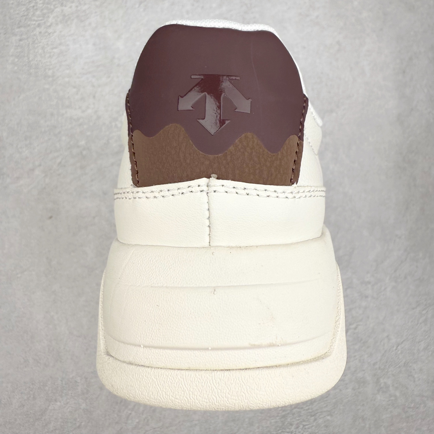 图片[8]-迪桑特DESCENTE Dualis DE Board运动舒适 低帮 生活休闲鞋 男款 巧克力色 DESCENTE（迪桑特）创立于1935年，品牌名取自法语词汇，意为“滑降”。品牌箭头标识代表滑雪的三种技术“高速直线滑行”、“穿越”和“侧滑”，也寓意品牌在打造高端专业运动产品中不断追求完美的创新精神，致力于成为中国高端专业滑雪、综训、女子、铁人三项、高尔夫的第一品牌。实拍调校N版已经零色差零失真 百分百还原实物色彩所见即所得 不存在货不对板色差等低级问题 选购参考实物拍摄 不混卖不参货 只用心做好货严格选品 承诺混一赔十 尺码：36 36.5 37.5 38 38.5 39 40 40.5 41 42 42.5 43 44 44.5 45-选品中心