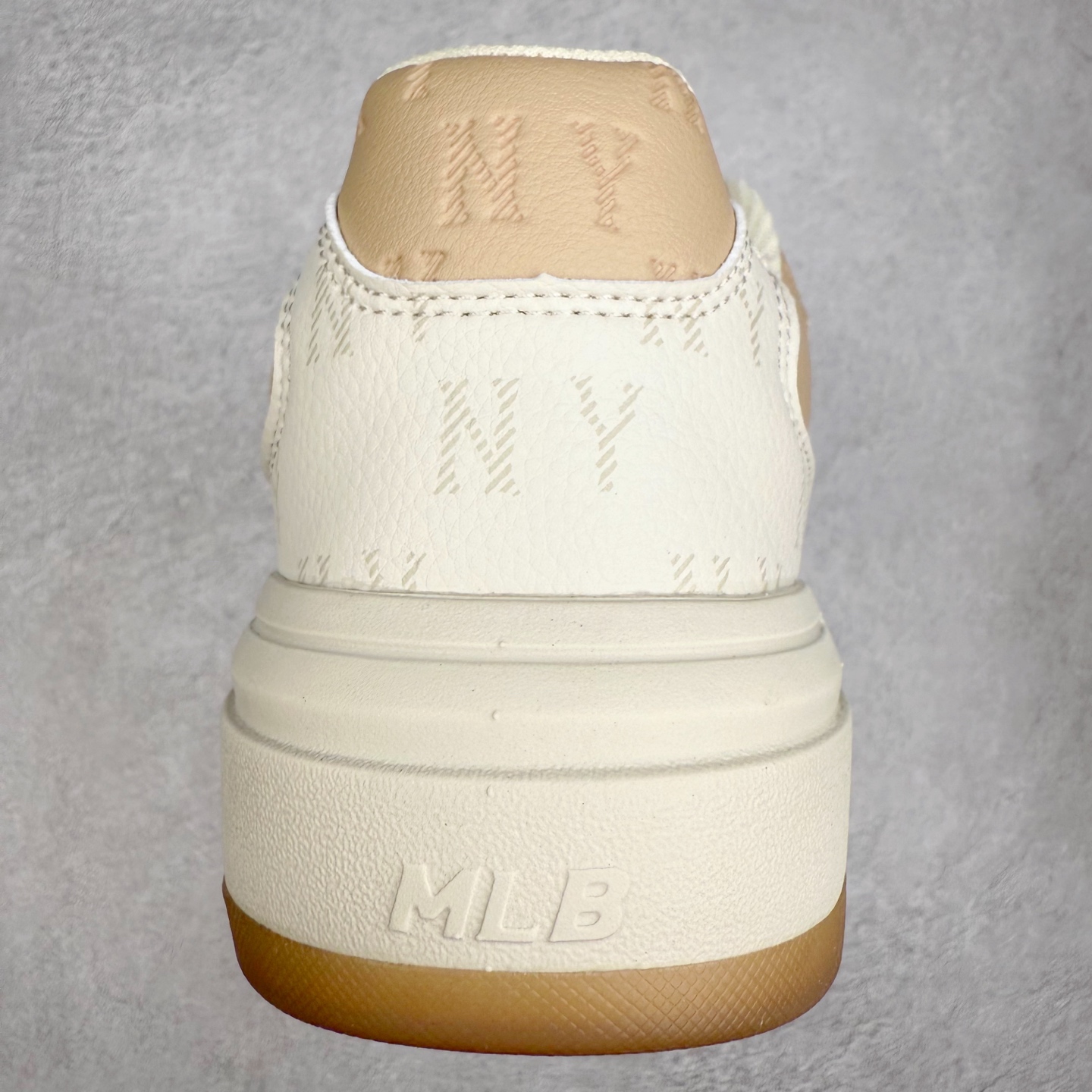 图片[8]-MLB Chunky Liner Basic 复古印花学长鞋系列低帮轻量增高厚底百搭休闲运动慢跑鞋板鞋 Korea韩国联名NY美国榄球纽约洋基队限定 韩国代购专供 全套原楦原纸板原厂数据开发 正确中底拉帮中底网布细节 平台代购专供 左脚内置芯片 韩国代购吊牌标贴 独家一比一RB+MD组合大底 高频后跟小人Logo精准对位立体饱满 正确网布加超迁鞋面 转印中底走线紧密 转印Logo工艺表层防刮不掉色 尺码：35 36 36.5 37.5 38 38.5 39 40 40.5 41 42 42.5 43 44 45-选品中心