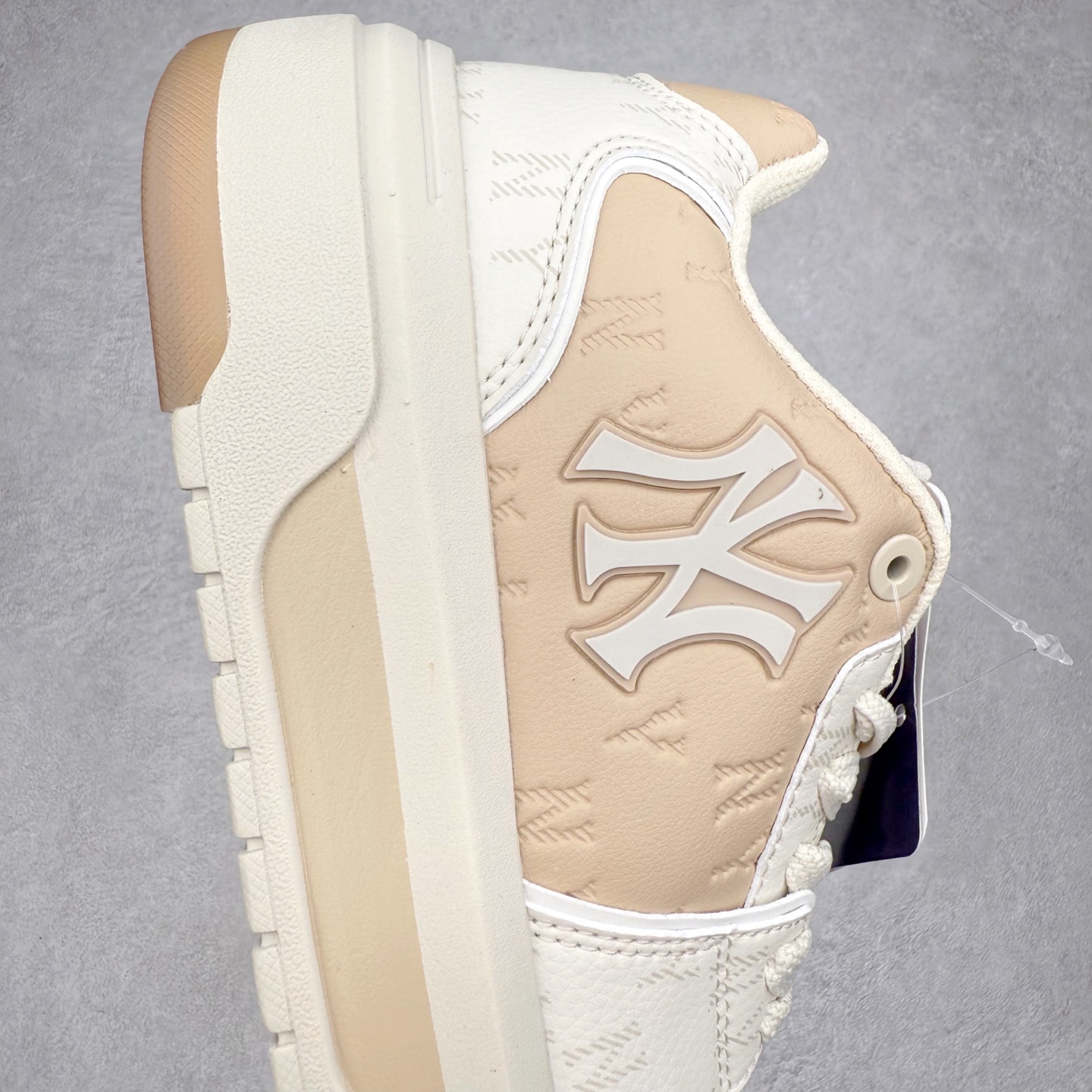 图片[6]-MLB Chunky Liner Basic 复古印花学长鞋系列低帮轻量增高厚底百搭休闲运动慢跑鞋板鞋 Korea韩国联名NY美国榄球纽约洋基队限定 韩国代购专供 全套原楦原纸板原厂数据开发 正确中底拉帮中底网布细节 平台代购专供 左脚内置芯片 韩国代购吊牌标贴 独家一比一RB+MD组合大底 高频后跟小人Logo精准对位立体饱满 正确网布加超迁鞋面 转印中底走线紧密 转印Logo工艺表层防刮不掉色 尺码：35 36 36.5 37.5 38 38.5 39 40 40.5 41 42 42.5 43 44 45-选品中心