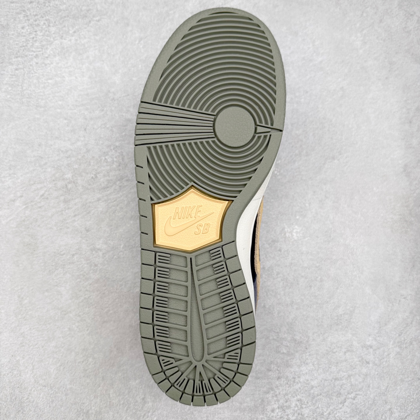 图片[9]-＃F版 NK SB Dunk Low HF3063-002 极限压缩利润空间 超乎所想的高性价比 用料绝不含糊 原盒原配 正确耐磨橡胶大底 超高清洁度 全鞋零毛边皮料切割 全套原楦原模倾力打造完美版型 尺码：36 36.5 37.5 38 38.5 39 40 40.5 41 42 42.5 43 44 44.5 45 46 47.5-选品中心