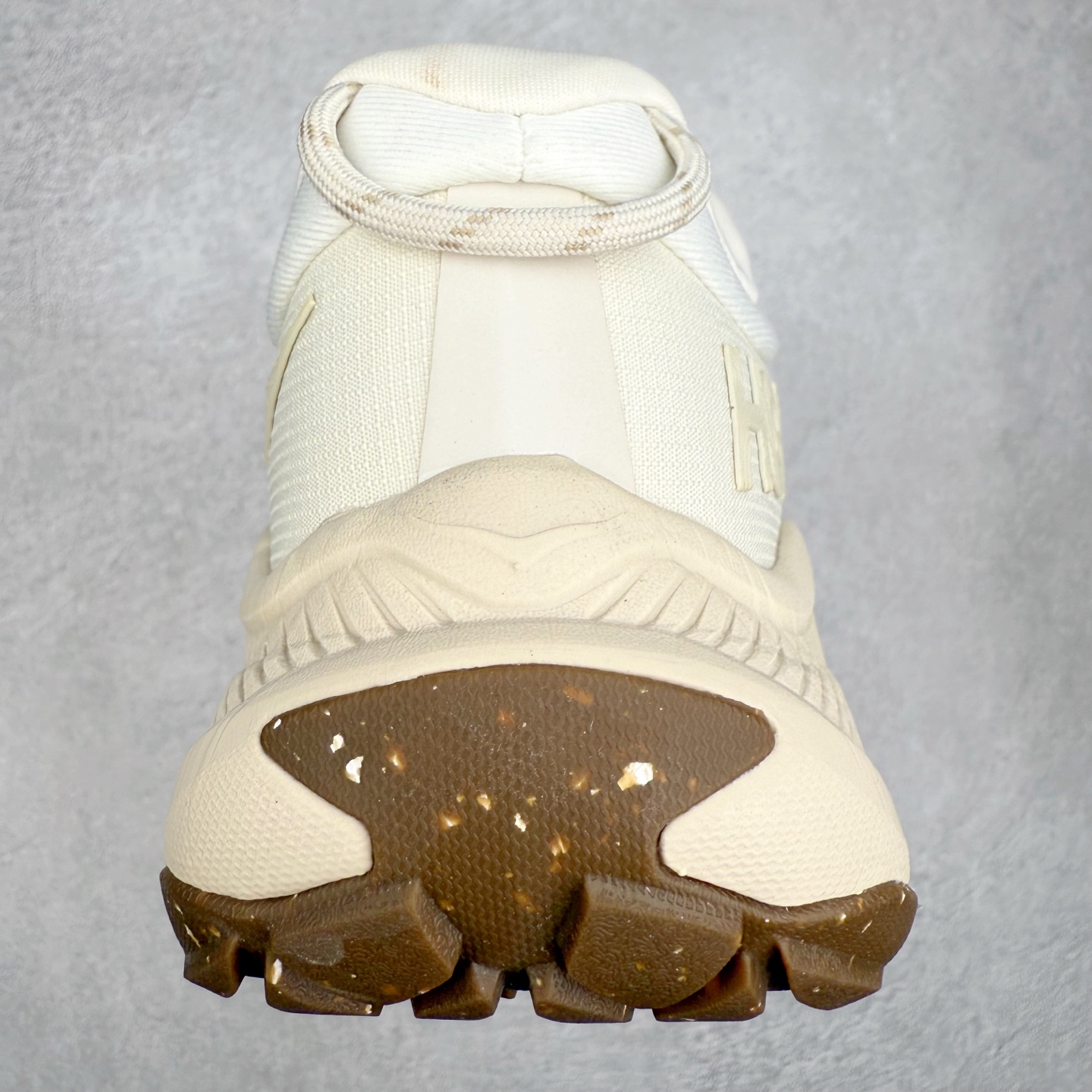 图片[8]-HOKA ONE ONE Transport GTX 圆头舒适防滑耐磨低帮徒步鞋 HOKA ONE ONE是来自美国的跑步鞋知名品牌，创立于2009年，始终致力于为所有跑者提供更新、更好的跑步装备。相比常规跑鞋，HOKA ONE ONE特别研发使用性能独特的几何形跑鞋中底，此种鞋底更厚、更高、回弹性也更好，除了卓越的缓冲性能，它还能內各种阶段的跑者带来更具动感、更加稳定的跑步体验。HOKAONE ONE从设计之初就清楚意识到，要保证跑者步幅的均匀一致，双脚自然而然的运动至关重要。尺码：36 36.5 37.5 38 38.5 39 40 40.5 41 42 42.5 43 44 44.5 45-选品中心