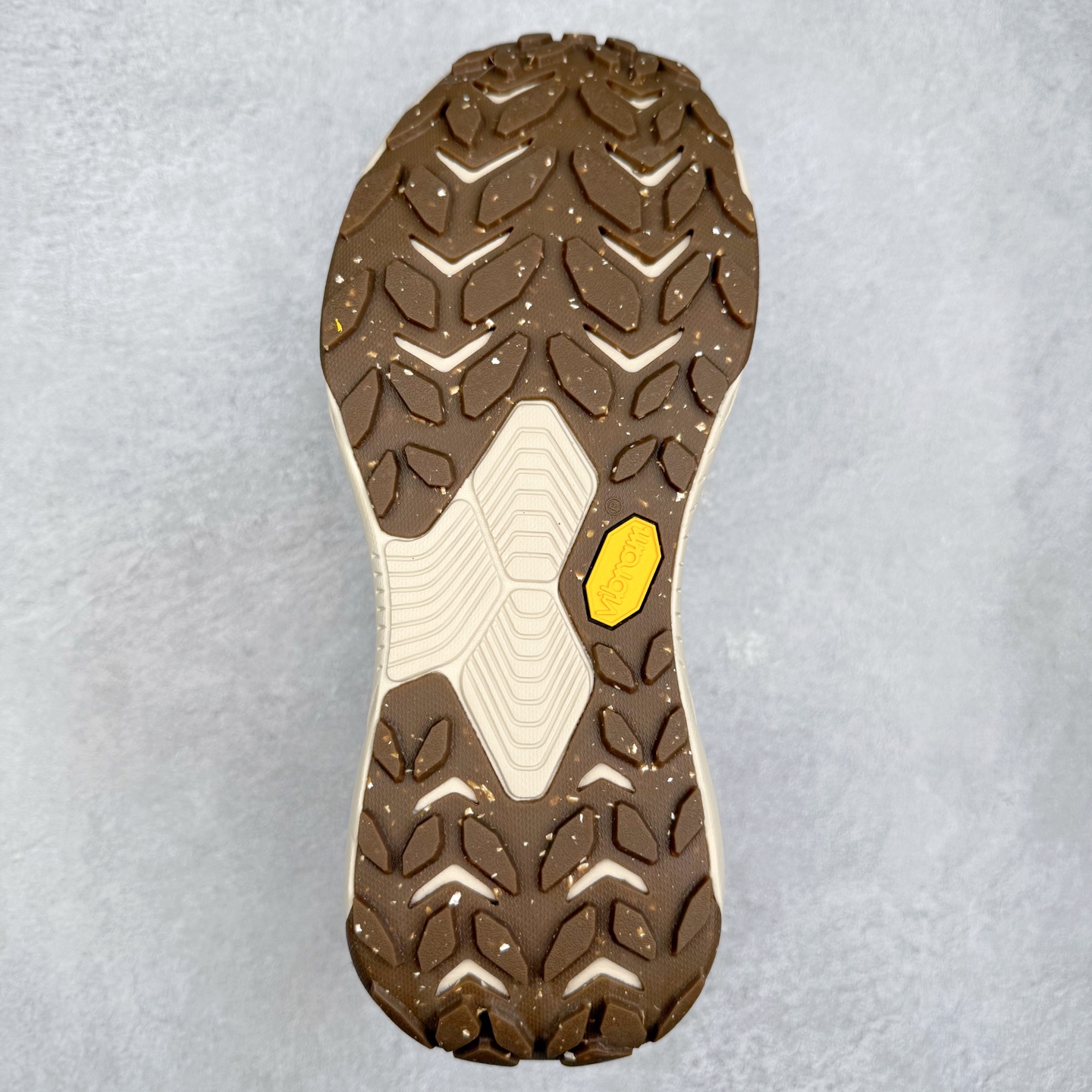 图片[9]-HOKA ONE ONE Transport GTX 圆头舒适防滑耐磨低帮徒步鞋 HOKA ONE ONE是来自美国的跑步鞋知名品牌，创立于2009年，始终致力于为所有跑者提供更新、更好的跑步装备。相比常规跑鞋，HOKA ONE ONE特别研发使用性能独特的几何形跑鞋中底，此种鞋底更厚、更高、回弹性也更好，除了卓越的缓冲性能，它还能內各种阶段的跑者带来更具动感、更加稳定的跑步体验。HOKAONE ONE从设计之初就清楚意识到，要保证跑者步幅的均匀一致，双脚自然而然的运动至关重要。尺码：36 36.5 37.5 38 38.5 39 40 40.5 41 42 42.5 43 44 44.5 45-选品中心