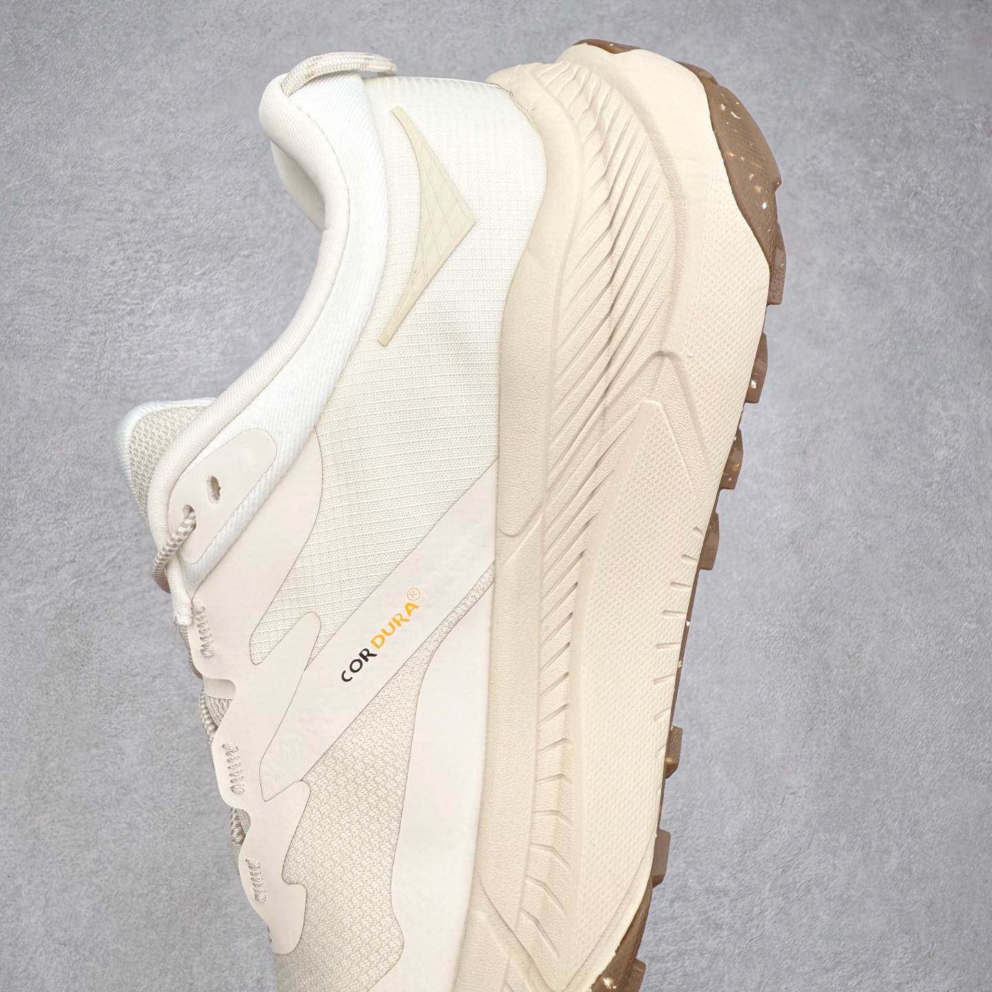 图片[7]-HOKA ONE ONE Transport GTX 圆头舒适防滑耐磨低帮徒步鞋 HOKA ONE ONE是来自美国的跑步鞋知名品牌，创立于2009年，始终致力于为所有跑者提供更新、更好的跑步装备。相比常规跑鞋，HOKA ONE ONE特别研发使用性能独特的几何形跑鞋中底，此种鞋底更厚、更高、回弹性也更好，除了卓越的缓冲性能，它还能內各种阶段的跑者带来更具动感、更加稳定的跑步体验。HOKAONE ONE从设计之初就清楚意识到，要保证跑者步幅的均匀一致，双脚自然而然的运动至关重要。尺码：36 36.5 37.5 38 38.5 39 40 40.5 41 42 42.5 43 44 44.5 45-选品中心