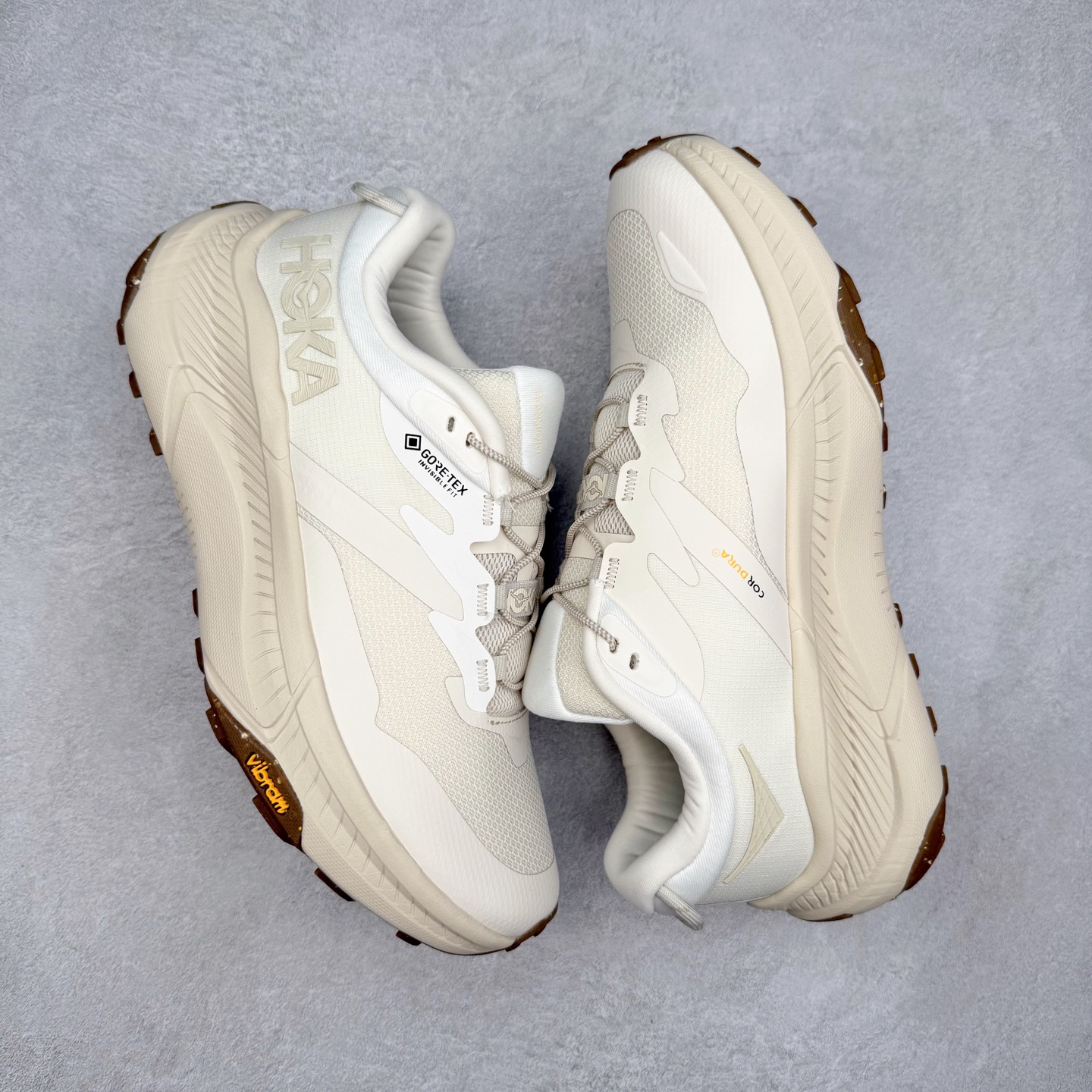 图片[3]-HOKA ONE ONE Transport GTX 圆头舒适防滑耐磨低帮徒步鞋 HOKA ONE ONE是来自美国的跑步鞋知名品牌，创立于2009年，始终致力于为所有跑者提供更新、更好的跑步装备。相比常规跑鞋，HOKA ONE ONE特别研发使用性能独特的几何形跑鞋中底，此种鞋底更厚、更高、回弹性也更好，除了卓越的缓冲性能，它还能內各种阶段的跑者带来更具动感、更加稳定的跑步体验。HOKAONE ONE从设计之初就清楚意识到，要保证跑者步幅的均匀一致，双脚自然而然的运动至关重要。尺码：36 36.5 37.5 38 38.5 39 40 40.5 41 42 42.5 43 44 44.5 45-选品中心