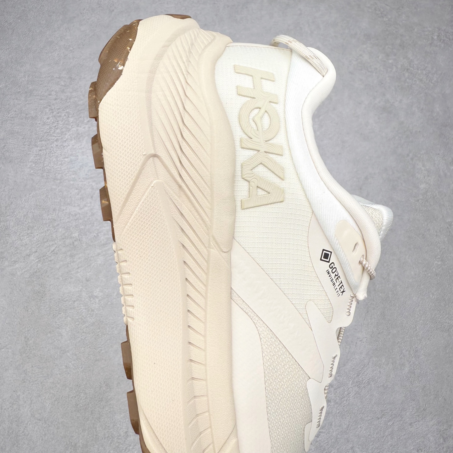 图片[6]-HOKA ONE ONE Transport GTX 圆头舒适防滑耐磨低帮徒步鞋 HOKA ONE ONE是来自美国的跑步鞋知名品牌，创立于2009年，始终致力于为所有跑者提供更新、更好的跑步装备。相比常规跑鞋，HOKA ONE ONE特别研发使用性能独特的几何形跑鞋中底，此种鞋底更厚、更高、回弹性也更好，除了卓越的缓冲性能，它还能內各种阶段的跑者带来更具动感、更加稳定的跑步体验。HOKAONE ONE从设计之初就清楚意识到，要保证跑者步幅的均匀一致，双脚自然而然的运动至关重要。尺码：36 36.5 37.5 38 38.5 39 40 40.5 41 42 42.5 43 44 44.5 45-选品中心