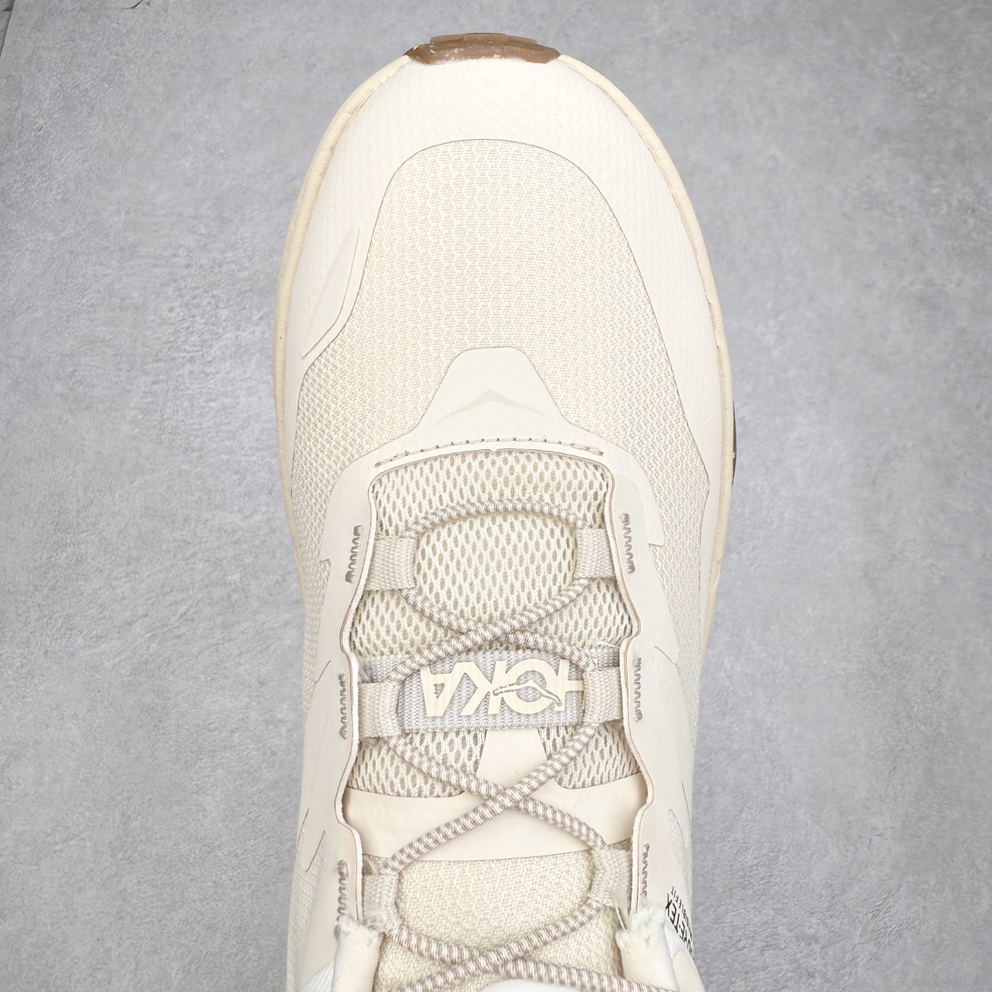 图片[4]-HOKA ONE ONE Transport GTX 圆头舒适防滑耐磨低帮徒步鞋 HOKA ONE ONE是来自美国的跑步鞋知名品牌，创立于2009年，始终致力于为所有跑者提供更新、更好的跑步装备。相比常规跑鞋，HOKA ONE ONE特别研发使用性能独特的几何形跑鞋中底，此种鞋底更厚、更高、回弹性也更好，除了卓越的缓冲性能，它还能內各种阶段的跑者带来更具动感、更加稳定的跑步体验。HOKAONE ONE从设计之初就清楚意识到，要保证跑者步幅的均匀一致，双脚自然而然的运动至关重要。尺码：36 36.5 37.5 38 38.5 39 40 40.5 41 42 42.5 43 44 44.5 45-选品中心