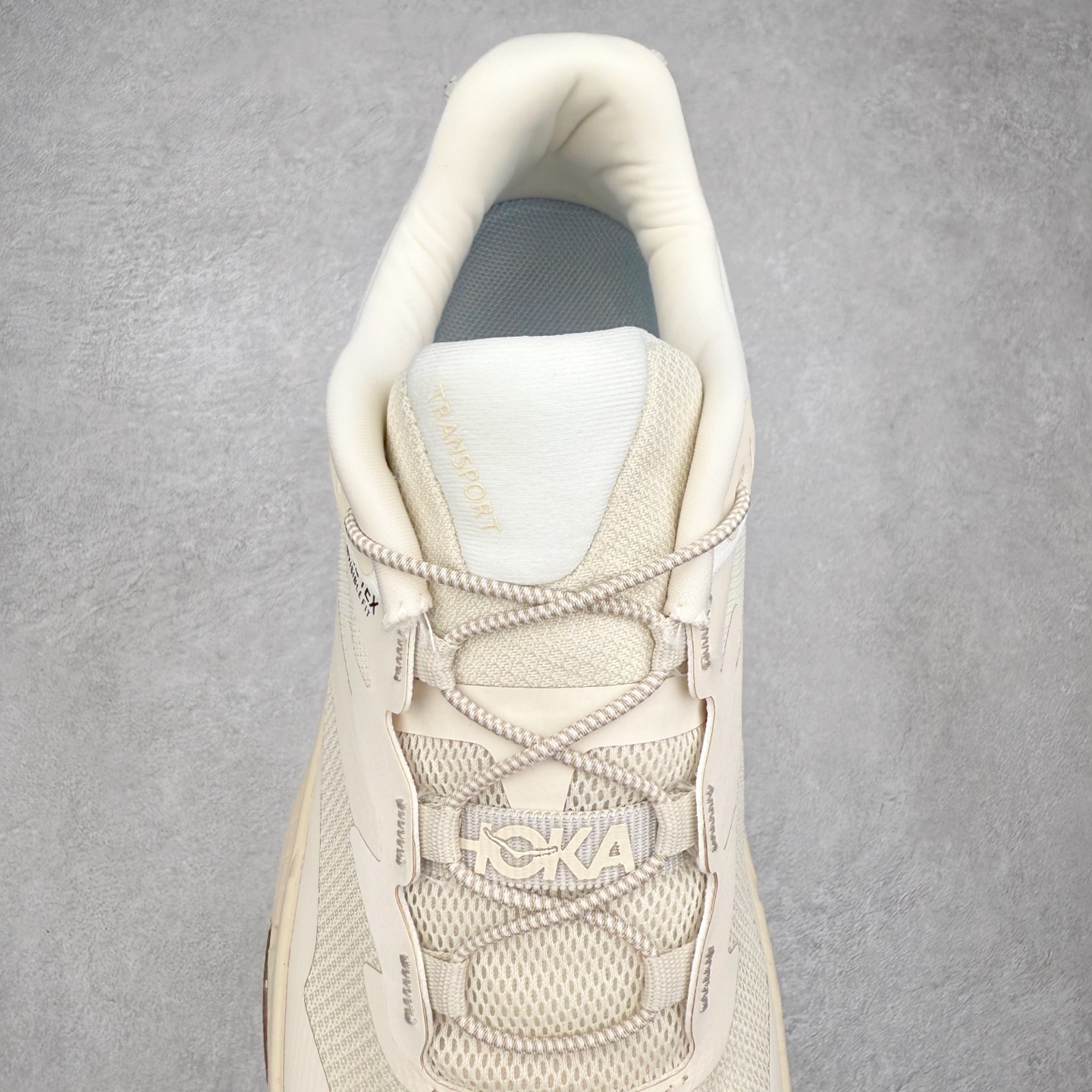 图片[5]-HOKA ONE ONE Transport GTX 圆头舒适防滑耐磨低帮徒步鞋 HOKA ONE ONE是来自美国的跑步鞋知名品牌，创立于2009年，始终致力于为所有跑者提供更新、更好的跑步装备。相比常规跑鞋，HOKA ONE ONE特别研发使用性能独特的几何形跑鞋中底，此种鞋底更厚、更高、回弹性也更好，除了卓越的缓冲性能，它还能內各种阶段的跑者带来更具动感、更加稳定的跑步体验。HOKAONE ONE从设计之初就清楚意识到，要保证跑者步幅的均匀一致，双脚自然而然的运动至关重要。尺码：36 36.5 37.5 38 38.5 39 40 40.5 41 42 42.5 43 44 44.5 45-选品中心