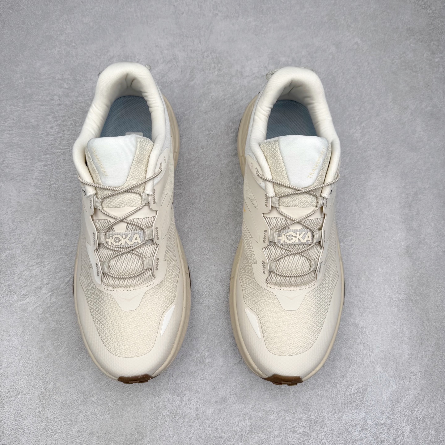 图片[2]-HOKA ONE ONE Transport GTX 圆头舒适防滑耐磨低帮徒步鞋 HOKA ONE ONE是来自美国的跑步鞋知名品牌，创立于2009年，始终致力于为所有跑者提供更新、更好的跑步装备。相比常规跑鞋，HOKA ONE ONE特别研发使用性能独特的几何形跑鞋中底，此种鞋底更厚、更高、回弹性也更好，除了卓越的缓冲性能，它还能內各种阶段的跑者带来更具动感、更加稳定的跑步体验。HOKAONE ONE从设计之初就清楚意识到，要保证跑者步幅的均匀一致，双脚自然而然的运动至关重要。尺码：36 36.5 37.5 38 38.5 39 40 40.5 41 42 42.5 43 44 44.5 45-选品中心