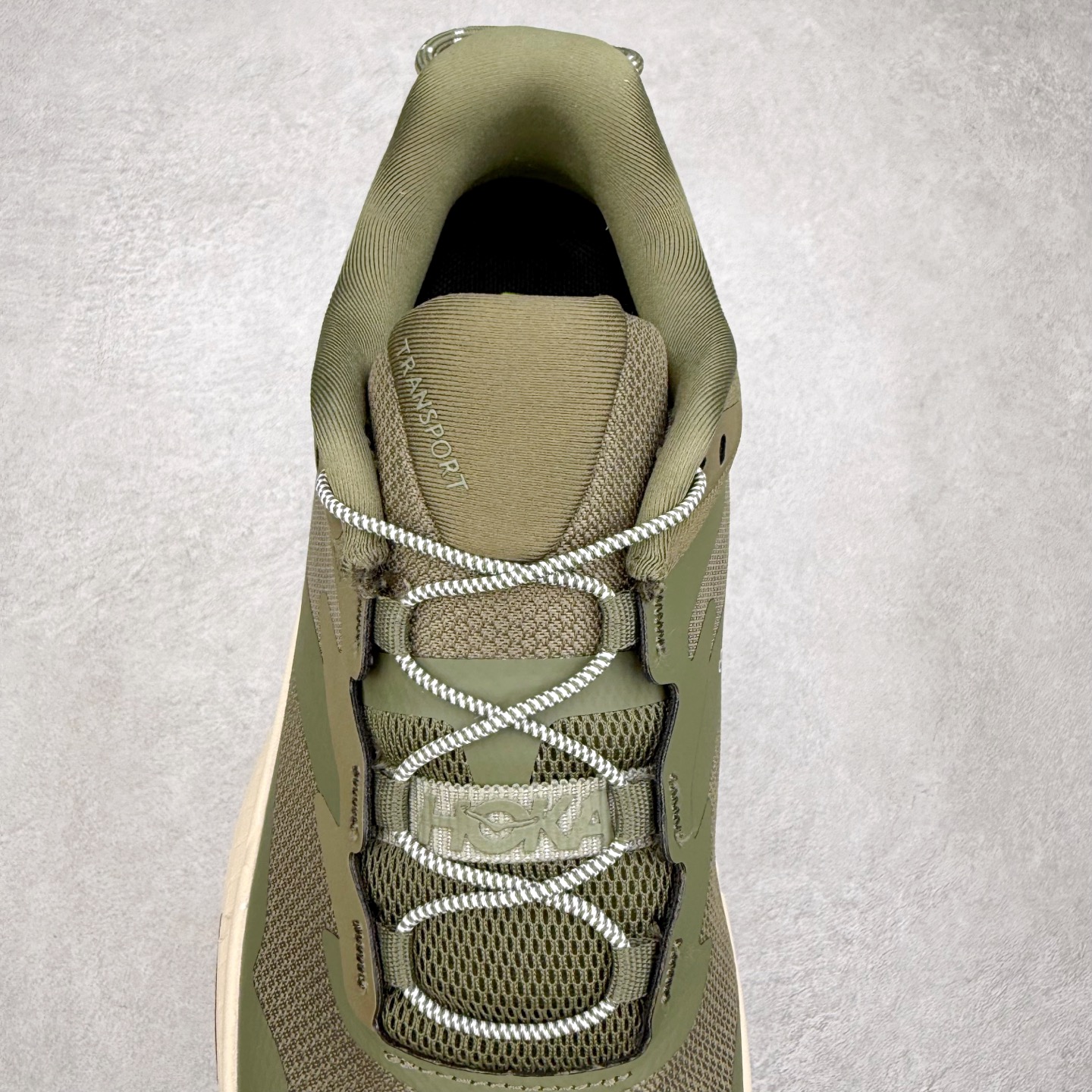 图片[5]-HOKA ONE ONE Transport GTX 圆头舒适防滑耐磨低帮徒步鞋 HOKA ONE ONE是来自美国的跑步鞋知名品牌，创立于2009年，始终致力于为所有跑者提供更新、更好的跑步装备。相比常规跑鞋，HOKA ONE ONE特别研发使用性能独特的几何形跑鞋中底，此种鞋底更厚、更高、回弹性也更好，除了卓越的缓冲性能，它还能內各种阶段的跑者带来更具动感、更加稳定的跑步体验。HOKAONE ONE从设计之初就清楚意识到，要保证跑者步幅的均匀一致，双脚自然而然的运动至关重要。尺码：36 36.5 37.5 38 38.5 39 40 40.5 41 42 42.5 43 44 44.5 45-选品中心