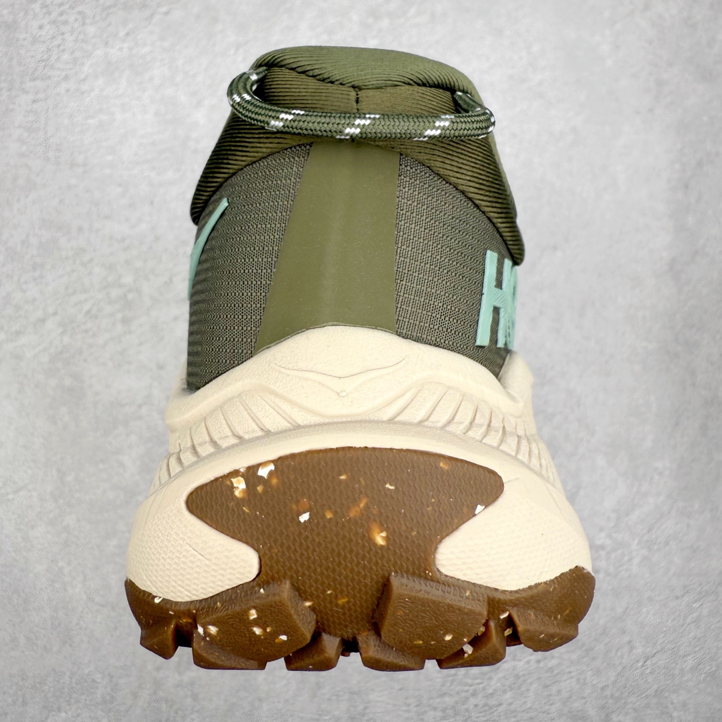 图片[8]-HOKA ONE ONE Transport GTX 圆头舒适防滑耐磨低帮徒步鞋 HOKA ONE ONE是来自美国的跑步鞋知名品牌，创立于2009年，始终致力于为所有跑者提供更新、更好的跑步装备。相比常规跑鞋，HOKA ONE ONE特别研发使用性能独特的几何形跑鞋中底，此种鞋底更厚、更高、回弹性也更好，除了卓越的缓冲性能，它还能內各种阶段的跑者带来更具动感、更加稳定的跑步体验。HOKAONE ONE从设计之初就清楚意识到，要保证跑者步幅的均匀一致，双脚自然而然的运动至关重要。尺码：36 36.5 37.5 38 38.5 39 40 40.5 41 42 42.5 43 44 44.5 45-选品中心