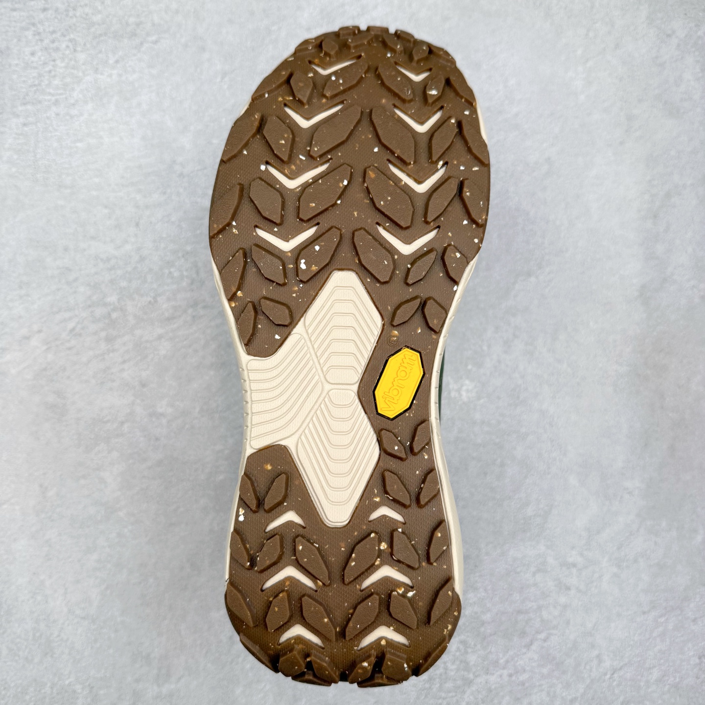 图片[9]-HOKA ONE ONE Transport GTX 圆头舒适防滑耐磨低帮徒步鞋 HOKA ONE ONE是来自美国的跑步鞋知名品牌，创立于2009年，始终致力于为所有跑者提供更新、更好的跑步装备。相比常规跑鞋，HOKA ONE ONE特别研发使用性能独特的几何形跑鞋中底，此种鞋底更厚、更高、回弹性也更好，除了卓越的缓冲性能，它还能內各种阶段的跑者带来更具动感、更加稳定的跑步体验。HOKAONE ONE从设计之初就清楚意识到，要保证跑者步幅的均匀一致，双脚自然而然的运动至关重要。尺码：36 36.5 37.5 38 38.5 39 40 40.5 41 42 42.5 43 44 44.5 45-选品中心