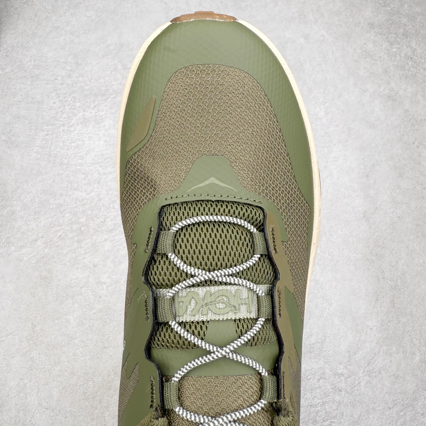 图片[4]-HOKA ONE ONE Transport GTX 圆头舒适防滑耐磨低帮徒步鞋 HOKA ONE ONE是来自美国的跑步鞋知名品牌，创立于2009年，始终致力于为所有跑者提供更新、更好的跑步装备。相比常规跑鞋，HOKA ONE ONE特别研发使用性能独特的几何形跑鞋中底，此种鞋底更厚、更高、回弹性也更好，除了卓越的缓冲性能，它还能內各种阶段的跑者带来更具动感、更加稳定的跑步体验。HOKAONE ONE从设计之初就清楚意识到，要保证跑者步幅的均匀一致，双脚自然而然的运动至关重要。尺码：36 36.5 37.5 38 38.5 39 40 40.5 41 42 42.5 43 44 44.5 45-选品中心