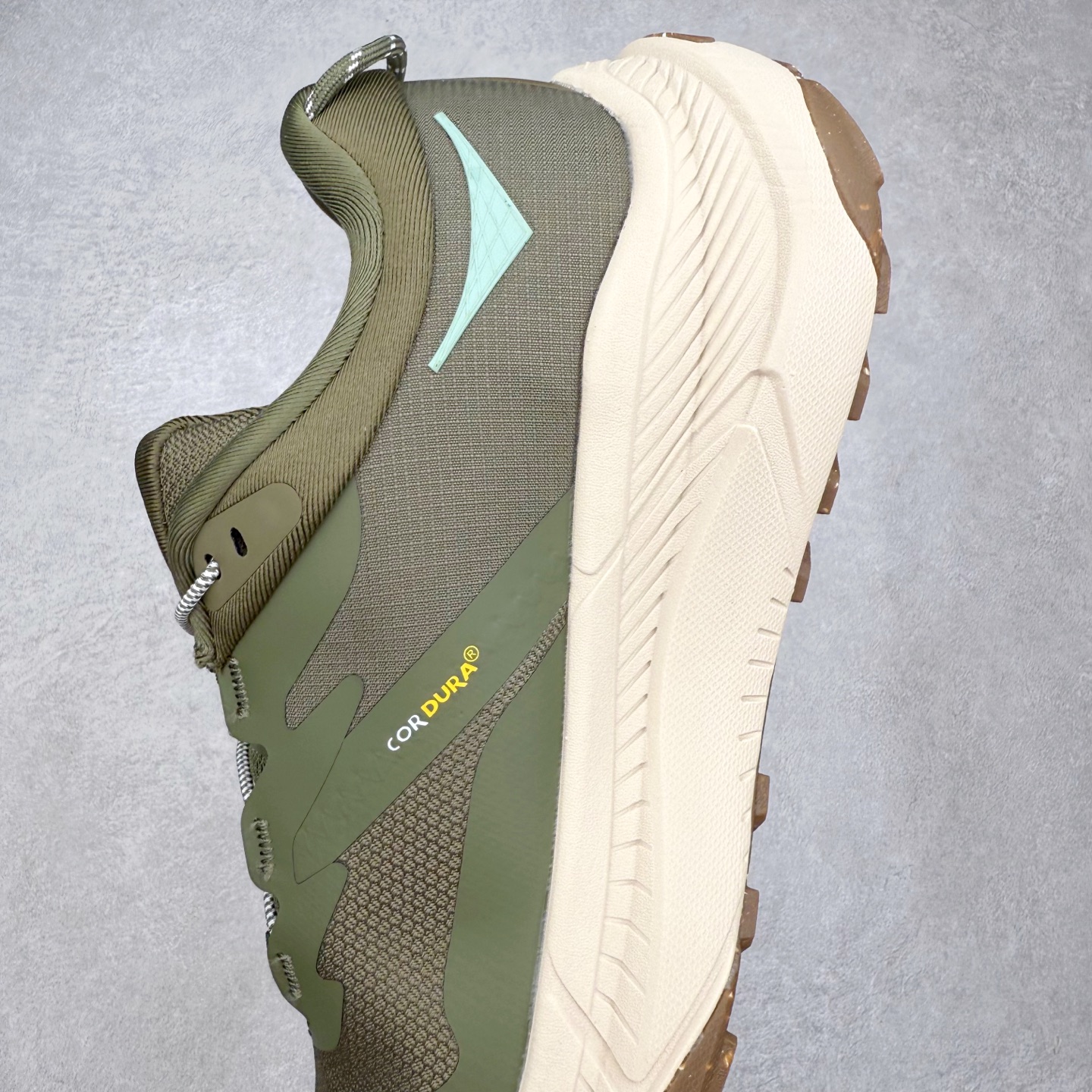 图片[7]-HOKA ONE ONE Transport GTX 圆头舒适防滑耐磨低帮徒步鞋 HOKA ONE ONE是来自美国的跑步鞋知名品牌，创立于2009年，始终致力于为所有跑者提供更新、更好的跑步装备。相比常规跑鞋，HOKA ONE ONE特别研发使用性能独特的几何形跑鞋中底，此种鞋底更厚、更高、回弹性也更好，除了卓越的缓冲性能，它还能內各种阶段的跑者带来更具动感、更加稳定的跑步体验。HOKAONE ONE从设计之初就清楚意识到，要保证跑者步幅的均匀一致，双脚自然而然的运动至关重要。尺码：36 36.5 37.5 38 38.5 39 40 40.5 41 42 42.5 43 44 44.5 45-选品中心