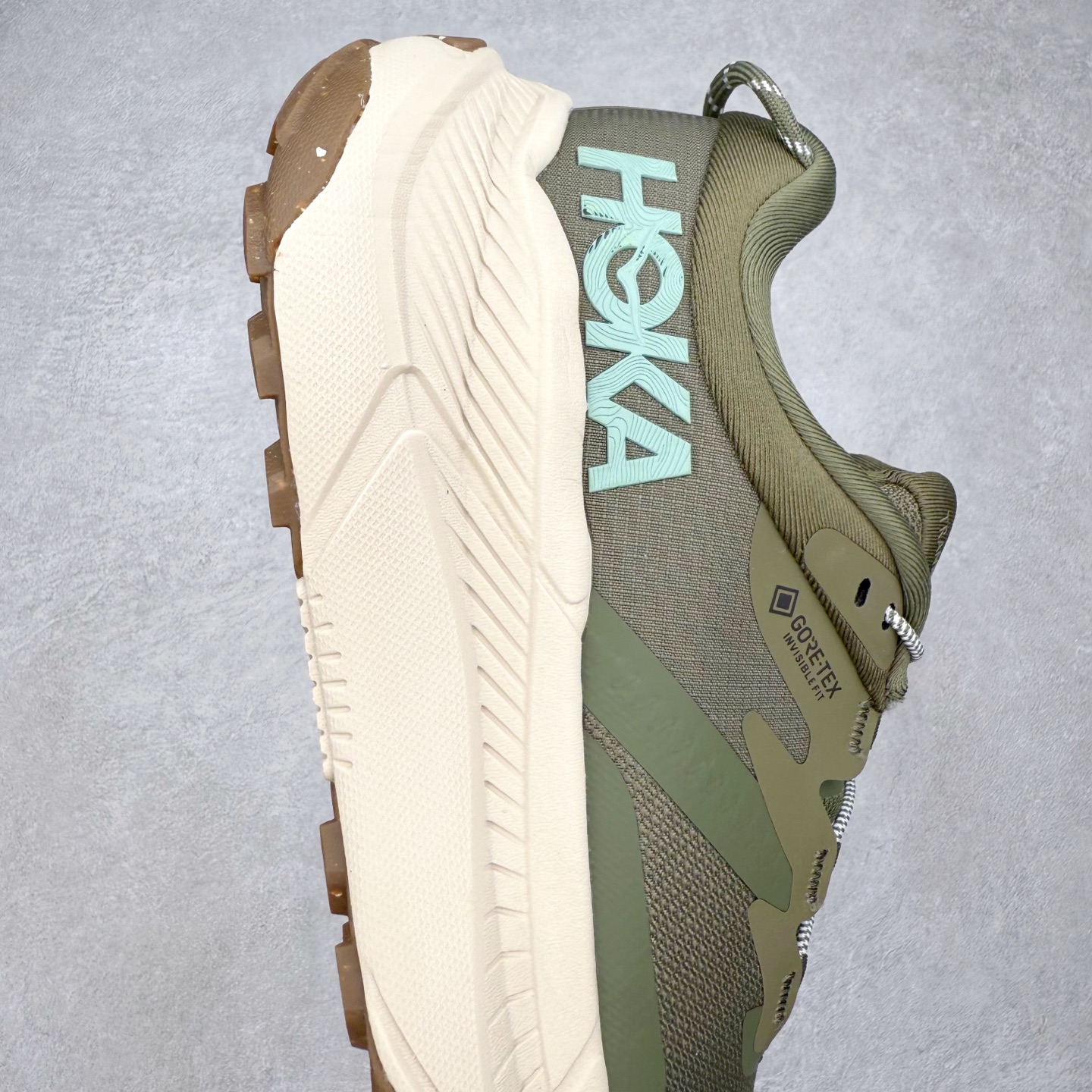 图片[6]-HOKA ONE ONE Transport GTX 圆头舒适防滑耐磨低帮徒步鞋 HOKA ONE ONE是来自美国的跑步鞋知名品牌，创立于2009年，始终致力于为所有跑者提供更新、更好的跑步装备。相比常规跑鞋，HOKA ONE ONE特别研发使用性能独特的几何形跑鞋中底，此种鞋底更厚、更高、回弹性也更好，除了卓越的缓冲性能，它还能內各种阶段的跑者带来更具动感、更加稳定的跑步体验。HOKAONE ONE从设计之初就清楚意识到，要保证跑者步幅的均匀一致，双脚自然而然的运动至关重要。尺码：36 36.5 37.5 38 38.5 39 40 40.5 41 42 42.5 43 44 44.5 45-选品中心