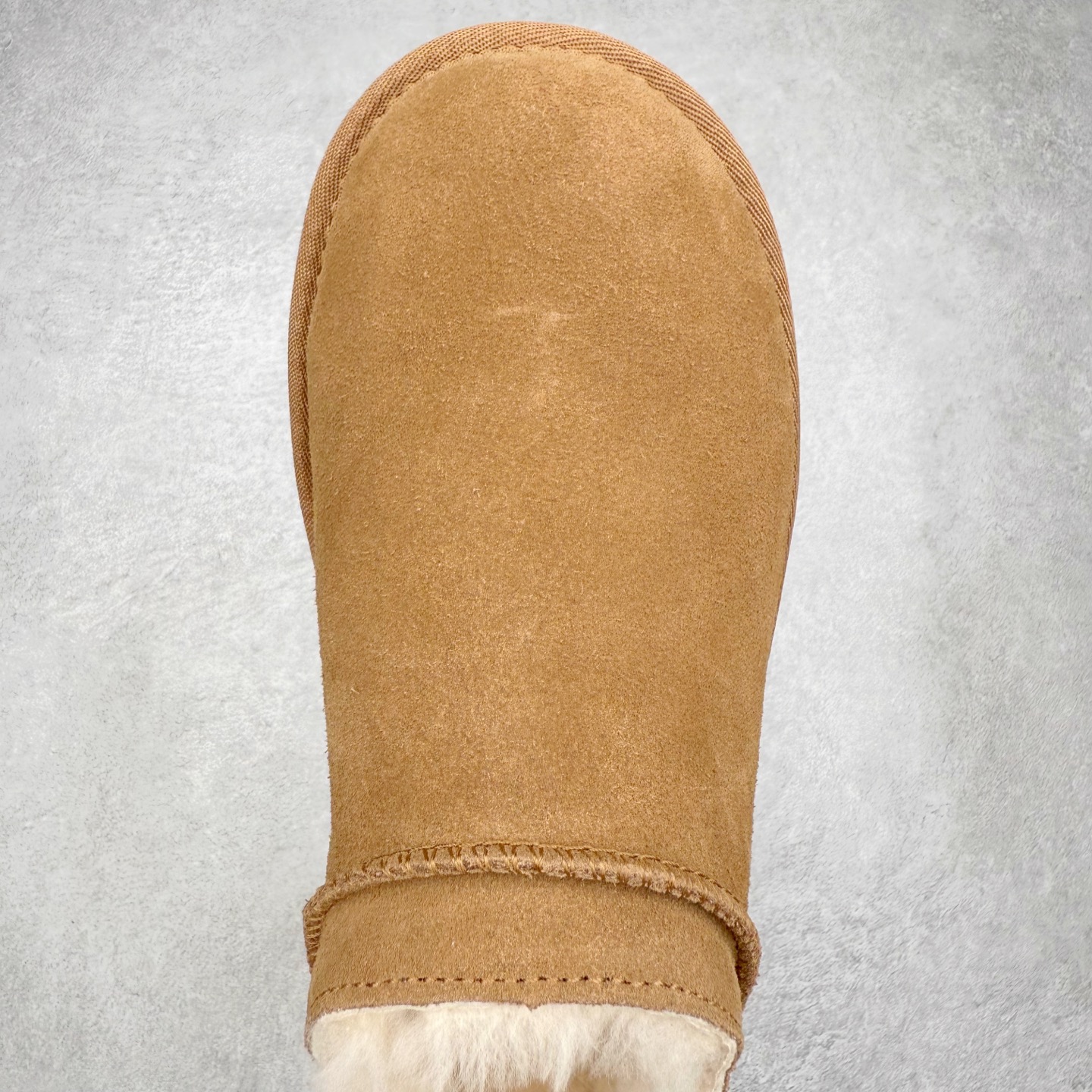 图片[4]-UGG 3891 经典秋冬羊皮毛一体雪地靴 隆丰A级澳洲进口羊皮毛一体 完全遵循ZP工艺流程 代工厂原厂版师 秉承无原鞋不开发选择 注重每一处细节 市面最正版型 TREADLITE\\\”轻翼\\\”科技外底 轻便/耐用/柔韧/桩型【售后郑重承诺】一个月内若出现重大脱胶/断底等质量问题 直接为您换新 翻毛皮鞋面 细腻亲肤再生聚酯纤维滚边 舒适易打理 保暖性佳 UGG plush™ 里衬和内底 茸软亲肤 舒适暖足 经典鞋型搭配轻盈厚底 稳稳拿捏秋冬出街时髦造型 Treadlite by UGG 轻翼大底 轻盈缓震 为双足减负 舒适轻便 助你轻松畅玩整天 尺码：35 36 37 38 39 40-选品中心