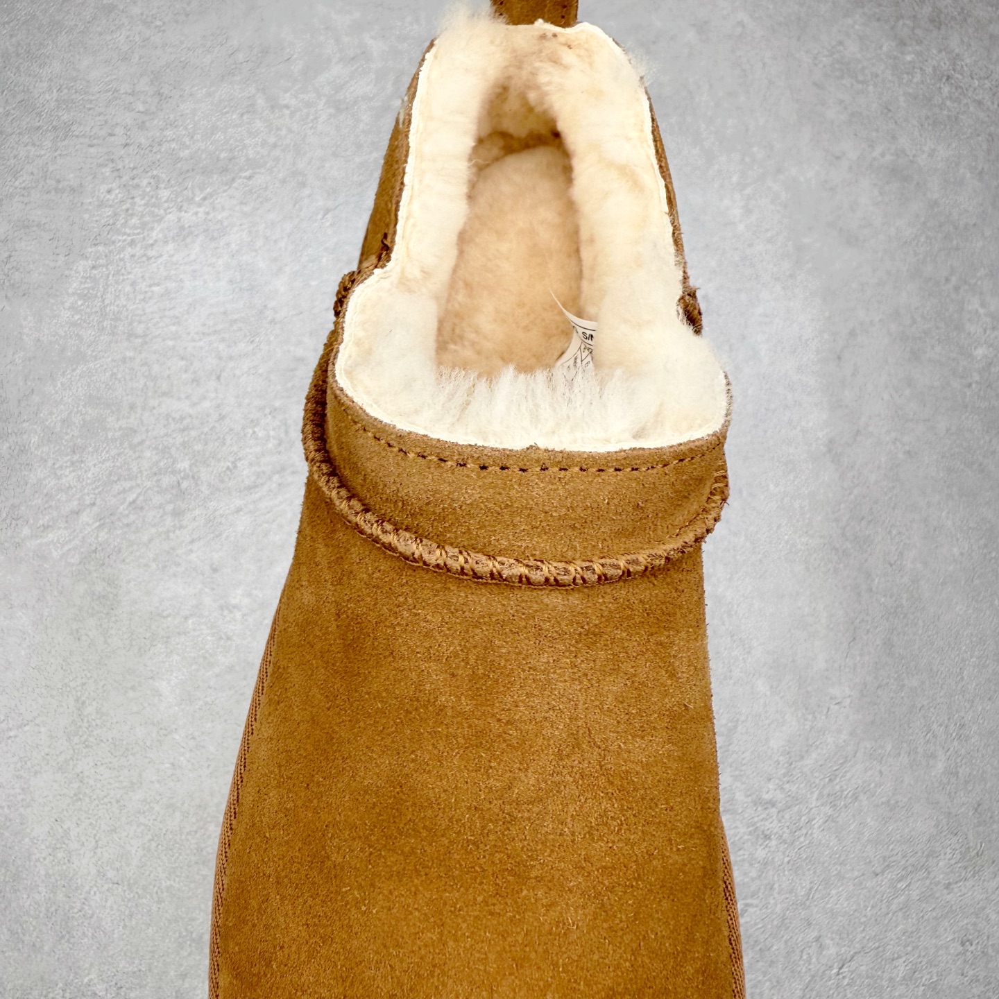 图片[5]-UGG 3891 经典秋冬羊皮毛一体雪地靴 隆丰A级澳洲进口羊皮毛一体 完全遵循ZP工艺流程 代工厂原厂版师 秉承无原鞋不开发选择 注重每一处细节 市面最正版型 TREADLITE\\\”轻翼\\\”科技外底 轻便/耐用/柔韧/桩型【售后郑重承诺】一个月内若出现重大脱胶/断底等质量问题 直接为您换新 翻毛皮鞋面 细腻亲肤再生聚酯纤维滚边 舒适易打理 保暖性佳 UGG plush™ 里衬和内底 茸软亲肤 舒适暖足 经典鞋型搭配轻盈厚底 稳稳拿捏秋冬出街时髦造型 Treadlite by UGG 轻翼大底 轻盈缓震 为双足减负 舒适轻便 助你轻松畅玩整天 尺码：35 36 37 38 39 40-选品中心