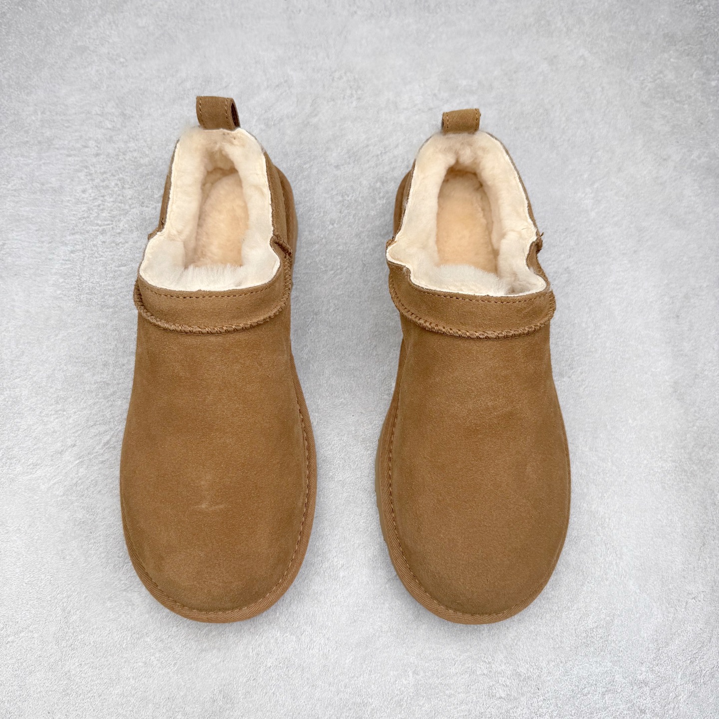 图片[2]-UGG 3891 经典秋冬羊皮毛一体雪地靴 隆丰A级澳洲进口羊皮毛一体 完全遵循ZP工艺流程 代工厂原厂版师 秉承无原鞋不开发选择 注重每一处细节 市面最正版型 TREADLITE\\\”轻翼\\\”科技外底 轻便/耐用/柔韧/桩型【售后郑重承诺】一个月内若出现重大脱胶/断底等质量问题 直接为您换新 翻毛皮鞋面 细腻亲肤再生聚酯纤维滚边 舒适易打理 保暖性佳 UGG plush™ 里衬和内底 茸软亲肤 舒适暖足 经典鞋型搭配轻盈厚底 稳稳拿捏秋冬出街时髦造型 Treadlite by UGG 轻翼大底 轻盈缓震 为双足减负 舒适轻便 助你轻松畅玩整天 尺码：35 36 37 38 39 40-选品中心