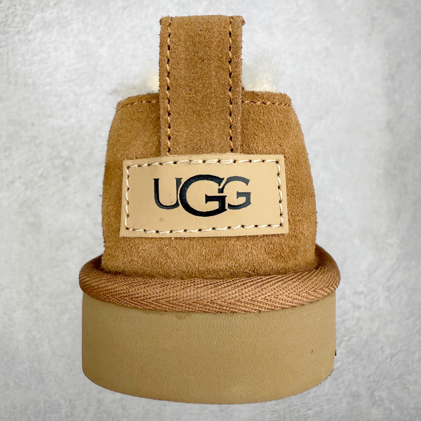 图片[8]-UGG 3891 经典秋冬羊皮毛一体雪地靴 隆丰A级澳洲进口羊皮毛一体 完全遵循ZP工艺流程 代工厂原厂版师 秉承无原鞋不开发选择 注重每一处细节 市面最正版型 TREADLITE\\\”轻翼\\\”科技外底 轻便/耐用/柔韧/桩型【售后郑重承诺】一个月内若出现重大脱胶/断底等质量问题 直接为您换新 翻毛皮鞋面 细腻亲肤再生聚酯纤维滚边 舒适易打理 保暖性佳 UGG plush™ 里衬和内底 茸软亲肤 舒适暖足 经典鞋型搭配轻盈厚底 稳稳拿捏秋冬出街时髦造型 Treadlite by UGG 轻翼大底 轻盈缓震 为双足减负 舒适轻便 助你轻松畅玩整天 尺码：35 36 37 38 39 40-选品中心