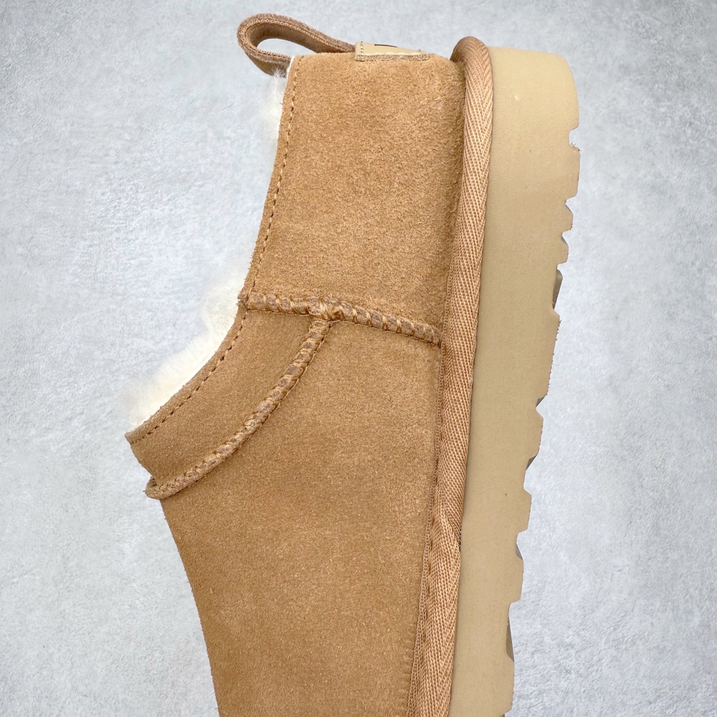 图片[7]-UGG 3891 经典秋冬羊皮毛一体雪地靴 隆丰A级澳洲进口羊皮毛一体 完全遵循ZP工艺流程 代工厂原厂版师 秉承无原鞋不开发选择 注重每一处细节 市面最正版型 TREADLITE\\\”轻翼\\\”科技外底 轻便/耐用/柔韧/桩型【售后郑重承诺】一个月内若出现重大脱胶/断底等质量问题 直接为您换新 翻毛皮鞋面 细腻亲肤再生聚酯纤维滚边 舒适易打理 保暖性佳 UGG plush™ 里衬和内底 茸软亲肤 舒适暖足 经典鞋型搭配轻盈厚底 稳稳拿捏秋冬出街时髦造型 Treadlite by UGG 轻翼大底 轻盈缓震 为双足减负 舒适轻便 助你轻松畅玩整天 尺码：35 36 37 38 39 40-选品中心