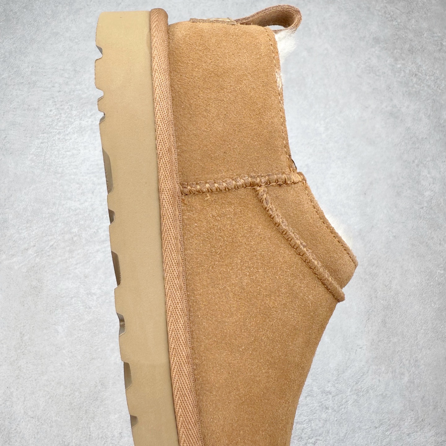 图片[6]-UGG 3891 经典秋冬羊皮毛一体雪地靴 隆丰A级澳洲进口羊皮毛一体 完全遵循ZP工艺流程 代工厂原厂版师 秉承无原鞋不开发选择 注重每一处细节 市面最正版型 TREADLITE\\\”轻翼\\\”科技外底 轻便/耐用/柔韧/桩型【售后郑重承诺】一个月内若出现重大脱胶/断底等质量问题 直接为您换新 翻毛皮鞋面 细腻亲肤再生聚酯纤维滚边 舒适易打理 保暖性佳 UGG plush™ 里衬和内底 茸软亲肤 舒适暖足 经典鞋型搭配轻盈厚底 稳稳拿捏秋冬出街时髦造型 Treadlite by UGG 轻翼大底 轻盈缓震 为双足减负 舒适轻便 助你轻松畅玩整天 尺码：35 36 37 38 39 40-选品中心