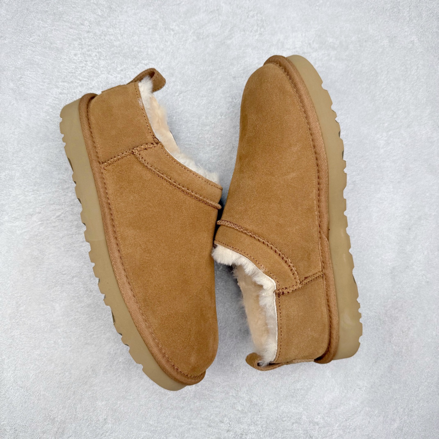 图片[3]-UGG 3891 经典秋冬羊皮毛一体雪地靴 隆丰A级澳洲进口羊皮毛一体 完全遵循ZP工艺流程 代工厂原厂版师 秉承无原鞋不开发选择 注重每一处细节 市面最正版型 TREADLITE\\\”轻翼\\\”科技外底 轻便/耐用/柔韧/桩型【售后郑重承诺】一个月内若出现重大脱胶/断底等质量问题 直接为您换新 翻毛皮鞋面 细腻亲肤再生聚酯纤维滚边 舒适易打理 保暖性佳 UGG plush™ 里衬和内底 茸软亲肤 舒适暖足 经典鞋型搭配轻盈厚底 稳稳拿捏秋冬出街时髦造型 Treadlite by UGG 轻翼大底 轻盈缓震 为双足减负 舒适轻便 助你轻松畅玩整天 尺码：35 36 37 38 39 40-选品中心