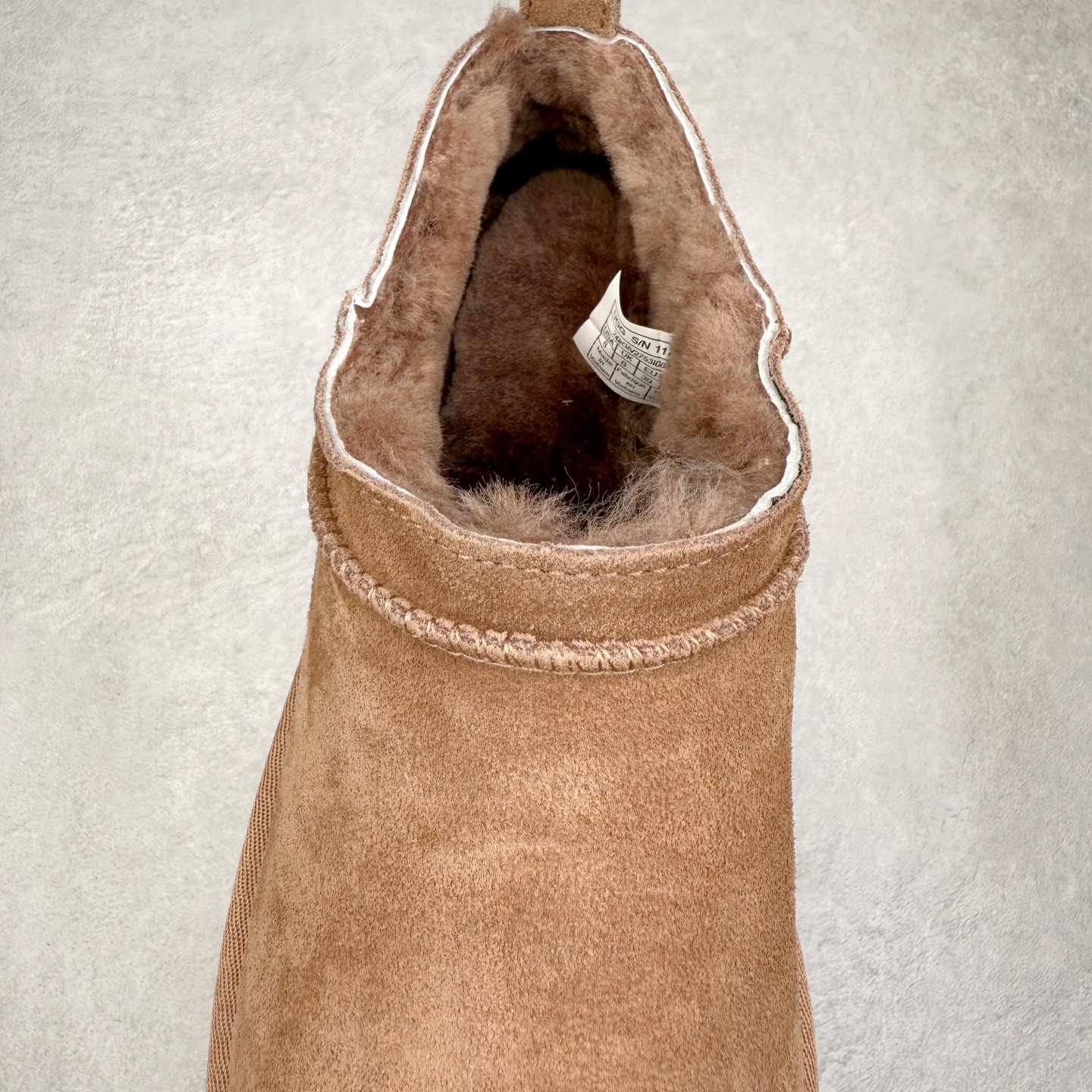 图片[5]-UGG 3891 经典秋冬羊皮毛一体雪地靴 隆丰A级澳洲进口羊皮毛一体 完全遵循ZP工艺流程 代工厂原厂版师 秉承无原鞋不开发选择 注重每一处细节 市面最正版型 TREADLITE\\\”轻翼\\\”科技外底 轻便/耐用/柔韧/桩型【售后郑重承诺】一个月内若出现重大脱胶/断底等质量问题 直接为您换新 翻毛皮鞋面 细腻亲肤再生聚酯纤维滚边 舒适易打理 保暖性佳 UGG plush™ 里衬和内底 茸软亲肤 舒适暖足 经典鞋型搭配轻盈厚底 稳稳拿捏秋冬出街时髦造型 Treadlite by UGG 轻翼大底 轻盈缓震 为双足减负 舒适轻便 助你轻松畅玩整天 尺码：35 36 37 38 39 40-选品中心