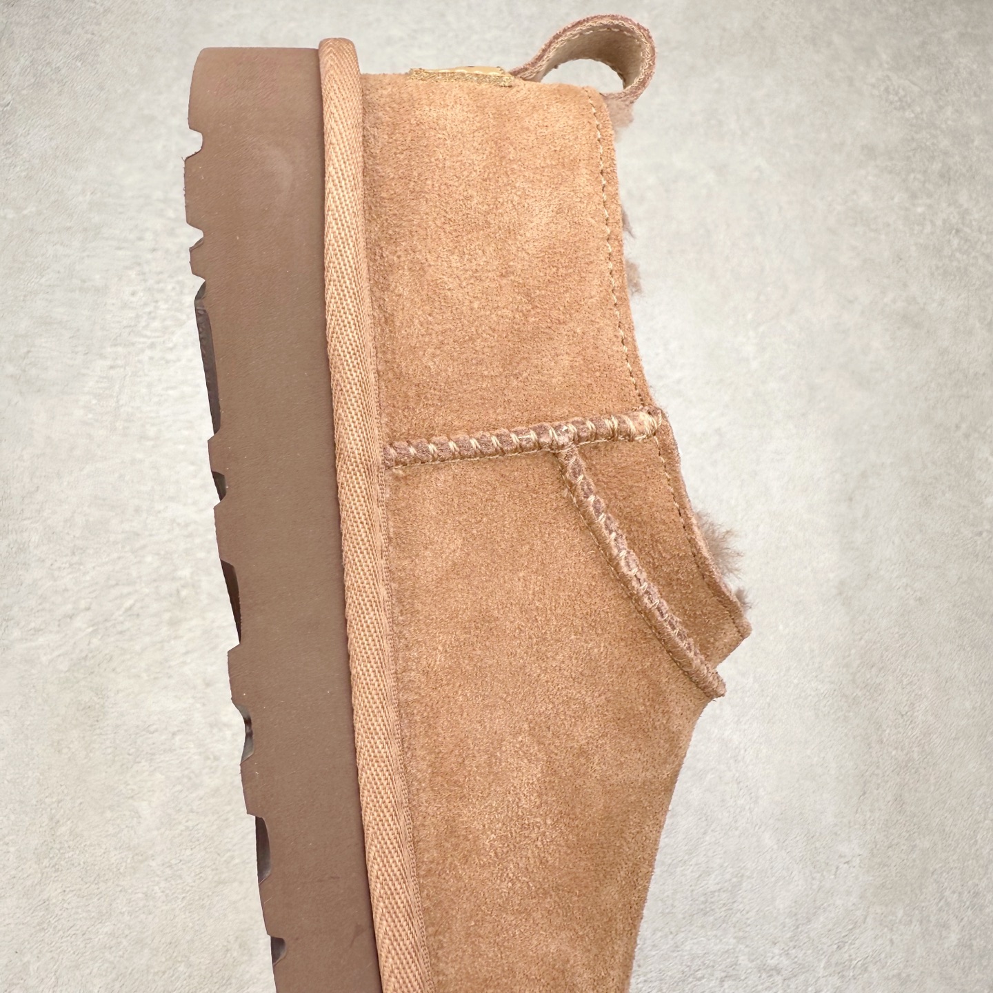 图片[6]-UGG 3891 经典秋冬羊皮毛一体雪地靴 隆丰A级澳洲进口羊皮毛一体 完全遵循ZP工艺流程 代工厂原厂版师 秉承无原鞋不开发选择 注重每一处细节 市面最正版型 TREADLITE\\\”轻翼\\\”科技外底 轻便/耐用/柔韧/桩型【售后郑重承诺】一个月内若出现重大脱胶/断底等质量问题 直接为您换新 翻毛皮鞋面 细腻亲肤再生聚酯纤维滚边 舒适易打理 保暖性佳 UGG plush™ 里衬和内底 茸软亲肤 舒适暖足 经典鞋型搭配轻盈厚底 稳稳拿捏秋冬出街时髦造型 Treadlite by UGG 轻翼大底 轻盈缓震 为双足减负 舒适轻便 助你轻松畅玩整天 尺码：35 36 37 38 39 40-选品中心