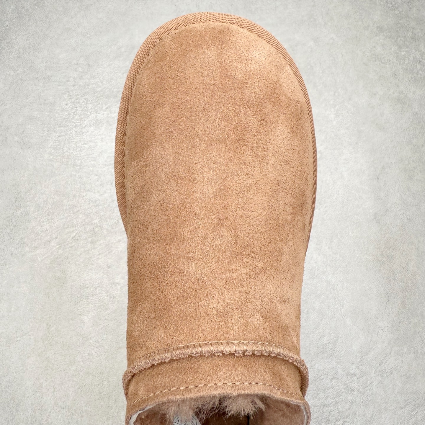 图片[4]-UGG 3891 经典秋冬羊皮毛一体雪地靴 隆丰A级澳洲进口羊皮毛一体 完全遵循ZP工艺流程 代工厂原厂版师 秉承无原鞋不开发选择 注重每一处细节 市面最正版型 TREADLITE\\\”轻翼\\\”科技外底 轻便/耐用/柔韧/桩型【售后郑重承诺】一个月内若出现重大脱胶/断底等质量问题 直接为您换新 翻毛皮鞋面 细腻亲肤再生聚酯纤维滚边 舒适易打理 保暖性佳 UGG plush™ 里衬和内底 茸软亲肤 舒适暖足 经典鞋型搭配轻盈厚底 稳稳拿捏秋冬出街时髦造型 Treadlite by UGG 轻翼大底 轻盈缓震 为双足减负 舒适轻便 助你轻松畅玩整天 尺码：35 36 37 38 39 40-选品中心