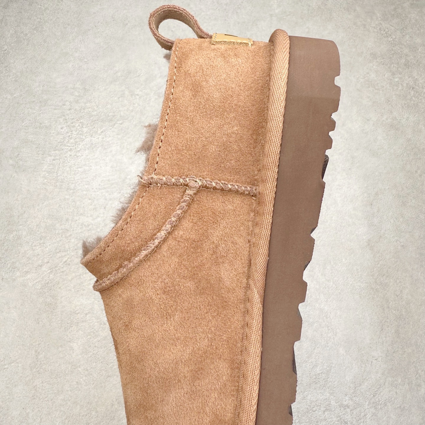 图片[7]-UGG 3891 经典秋冬羊皮毛一体雪地靴 隆丰A级澳洲进口羊皮毛一体 完全遵循ZP工艺流程 代工厂原厂版师 秉承无原鞋不开发选择 注重每一处细节 市面最正版型 TREADLITE\\\”轻翼\\\”科技外底 轻便/耐用/柔韧/桩型【售后郑重承诺】一个月内若出现重大脱胶/断底等质量问题 直接为您换新 翻毛皮鞋面 细腻亲肤再生聚酯纤维滚边 舒适易打理 保暖性佳 UGG plush™ 里衬和内底 茸软亲肤 舒适暖足 经典鞋型搭配轻盈厚底 稳稳拿捏秋冬出街时髦造型 Treadlite by UGG 轻翼大底 轻盈缓震 为双足减负 舒适轻便 助你轻松畅玩整天 尺码：35 36 37 38 39 40-选品中心