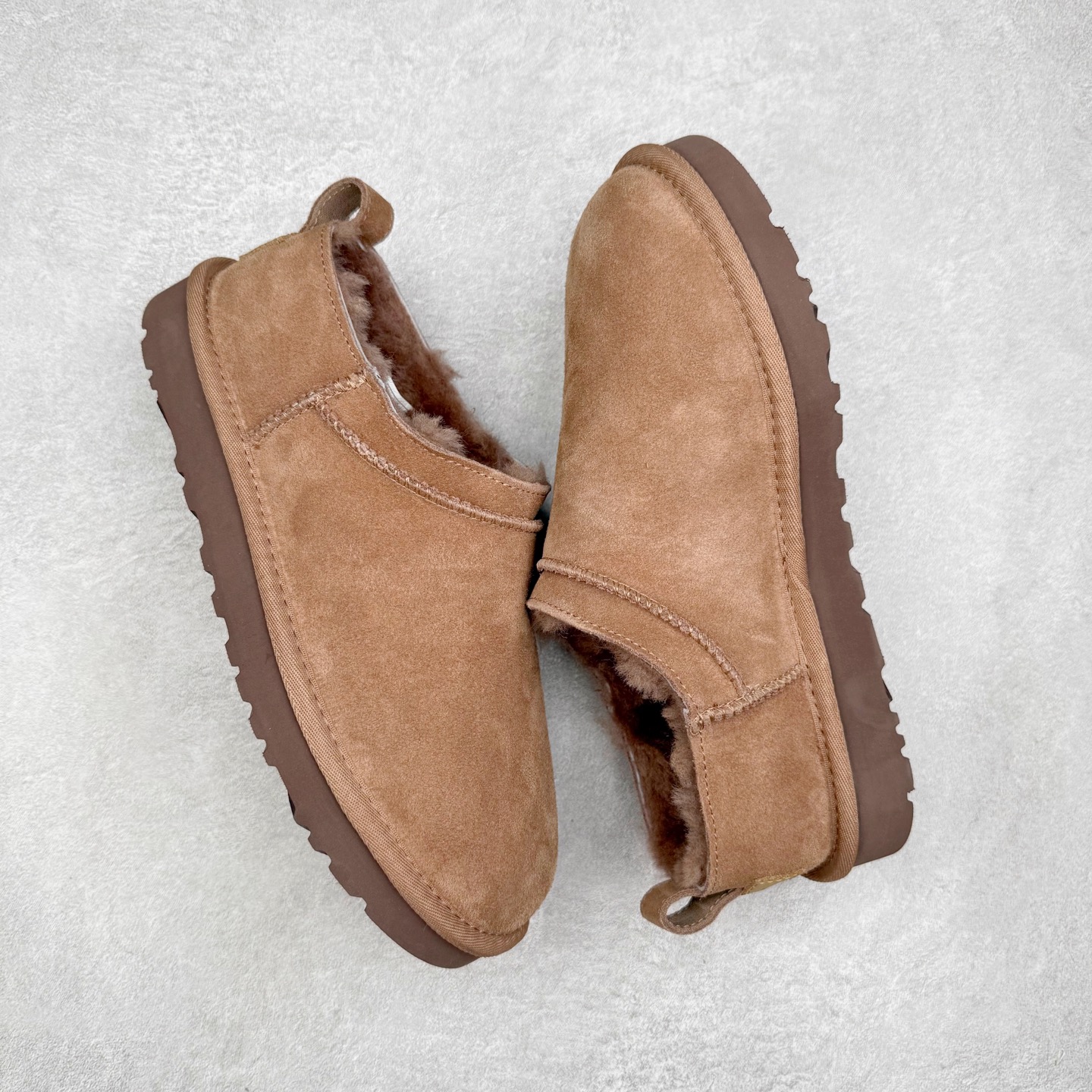 图片[3]-UGG 3891 经典秋冬羊皮毛一体雪地靴 隆丰A级澳洲进口羊皮毛一体 完全遵循ZP工艺流程 代工厂原厂版师 秉承无原鞋不开发选择 注重每一处细节 市面最正版型 TREADLITE\\\”轻翼\\\”科技外底 轻便/耐用/柔韧/桩型【售后郑重承诺】一个月内若出现重大脱胶/断底等质量问题 直接为您换新 翻毛皮鞋面 细腻亲肤再生聚酯纤维滚边 舒适易打理 保暖性佳 UGG plush™ 里衬和内底 茸软亲肤 舒适暖足 经典鞋型搭配轻盈厚底 稳稳拿捏秋冬出街时髦造型 Treadlite by UGG 轻翼大底 轻盈缓震 为双足减负 舒适轻便 助你轻松畅玩整天 尺码：35 36 37 38 39 40-选品中心