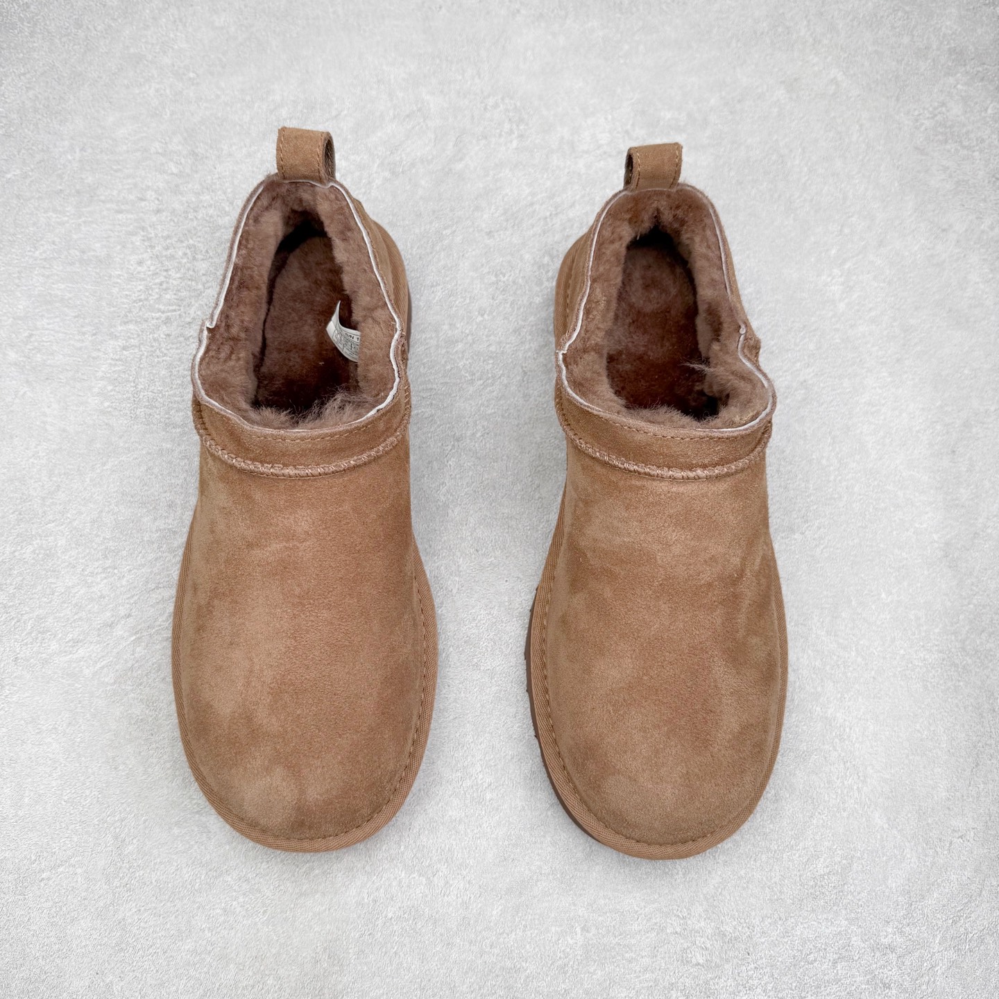 图片[2]-UGG 3891 经典秋冬羊皮毛一体雪地靴 隆丰A级澳洲进口羊皮毛一体 完全遵循ZP工艺流程 代工厂原厂版师 秉承无原鞋不开发选择 注重每一处细节 市面最正版型 TREADLITE\\\”轻翼\\\”科技外底 轻便/耐用/柔韧/桩型【售后郑重承诺】一个月内若出现重大脱胶/断底等质量问题 直接为您换新 翻毛皮鞋面 细腻亲肤再生聚酯纤维滚边 舒适易打理 保暖性佳 UGG plush™ 里衬和内底 茸软亲肤 舒适暖足 经典鞋型搭配轻盈厚底 稳稳拿捏秋冬出街时髦造型 Treadlite by UGG 轻翼大底 轻盈缓震 为双足减负 舒适轻便 助你轻松畅玩整天 尺码：35 36 37 38 39 40-选品中心