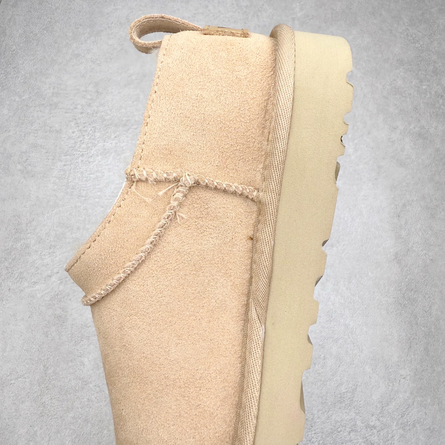 图片[7]-UGG 3891 经典秋冬羊皮毛一体雪地靴 隆丰A级澳洲进口羊皮毛一体 完全遵循ZP工艺流程 代工厂原厂版师 秉承无原鞋不开发选择 注重每一处细节 市面最正版型 TREADLITE\\\”轻翼\\\”科技外底 轻便/耐用/柔韧/桩型【售后郑重承诺】一个月内若出现重大脱胶/断底等质量问题 直接为您换新 翻毛皮鞋面 细腻亲肤再生聚酯纤维滚边 舒适易打理 保暖性佳 UGG plush™ 里衬和内底 茸软亲肤 舒适暖足 经典鞋型搭配轻盈厚底 稳稳拿捏秋冬出街时髦造型 Treadlite by UGG 轻翼大底 轻盈缓震 为双足减负 舒适轻便 助你轻松畅玩整天 尺码：35 36 37 38 39 40-选品中心