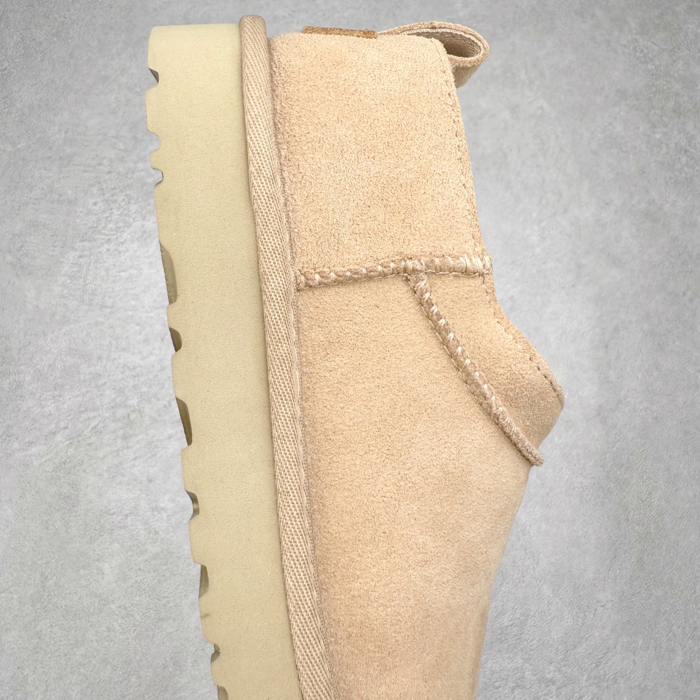 图片[6]-UGG 3891 经典秋冬羊皮毛一体雪地靴 隆丰A级澳洲进口羊皮毛一体 完全遵循ZP工艺流程 代工厂原厂版师 秉承无原鞋不开发选择 注重每一处细节 市面最正版型 TREADLITE\\\”轻翼\\\”科技外底 轻便/耐用/柔韧/桩型【售后郑重承诺】一个月内若出现重大脱胶/断底等质量问题 直接为您换新 翻毛皮鞋面 细腻亲肤再生聚酯纤维滚边 舒适易打理 保暖性佳 UGG plush™ 里衬和内底 茸软亲肤 舒适暖足 经典鞋型搭配轻盈厚底 稳稳拿捏秋冬出街时髦造型 Treadlite by UGG 轻翼大底 轻盈缓震 为双足减负 舒适轻便 助你轻松畅玩整天 尺码：35 36 37 38 39 40-选品中心