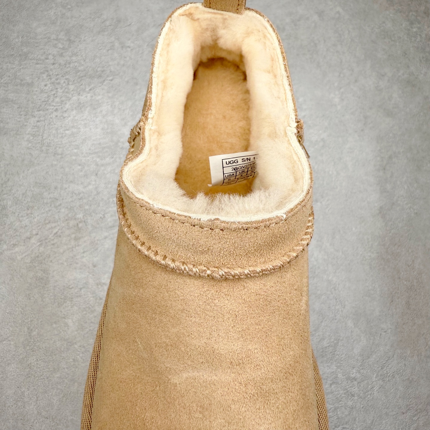 图片[5]-UGG 3891 经典秋冬羊皮毛一体雪地靴 隆丰A级澳洲进口羊皮毛一体 完全遵循ZP工艺流程 代工厂原厂版师 秉承无原鞋不开发选择 注重每一处细节 市面最正版型 TREADLITE\\\”轻翼\\\”科技外底 轻便/耐用/柔韧/桩型【售后郑重承诺】一个月内若出现重大脱胶/断底等质量问题 直接为您换新 翻毛皮鞋面 细腻亲肤再生聚酯纤维滚边 舒适易打理 保暖性佳 UGG plush™ 里衬和内底 茸软亲肤 舒适暖足 经典鞋型搭配轻盈厚底 稳稳拿捏秋冬出街时髦造型 Treadlite by UGG 轻翼大底 轻盈缓震 为双足减负 舒适轻便 助你轻松畅玩整天 尺码：35 36 37 38 39 40-选品中心