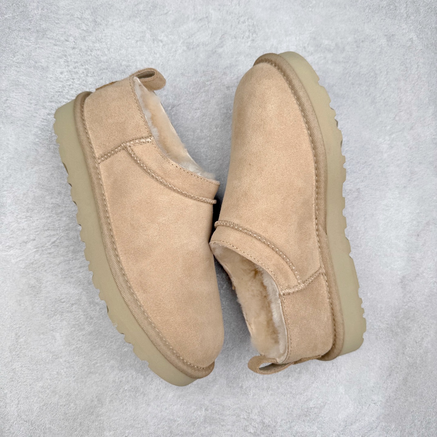 图片[3]-UGG 3891 经典秋冬羊皮毛一体雪地靴 隆丰A级澳洲进口羊皮毛一体 完全遵循ZP工艺流程 代工厂原厂版师 秉承无原鞋不开发选择 注重每一处细节 市面最正版型 TREADLITE\\\”轻翼\\\”科技外底 轻便/耐用/柔韧/桩型【售后郑重承诺】一个月内若出现重大脱胶/断底等质量问题 直接为您换新 翻毛皮鞋面 细腻亲肤再生聚酯纤维滚边 舒适易打理 保暖性佳 UGG plush™ 里衬和内底 茸软亲肤 舒适暖足 经典鞋型搭配轻盈厚底 稳稳拿捏秋冬出街时髦造型 Treadlite by UGG 轻翼大底 轻盈缓震 为双足减负 舒适轻便 助你轻松畅玩整天 尺码：35 36 37 38 39 40-选品中心