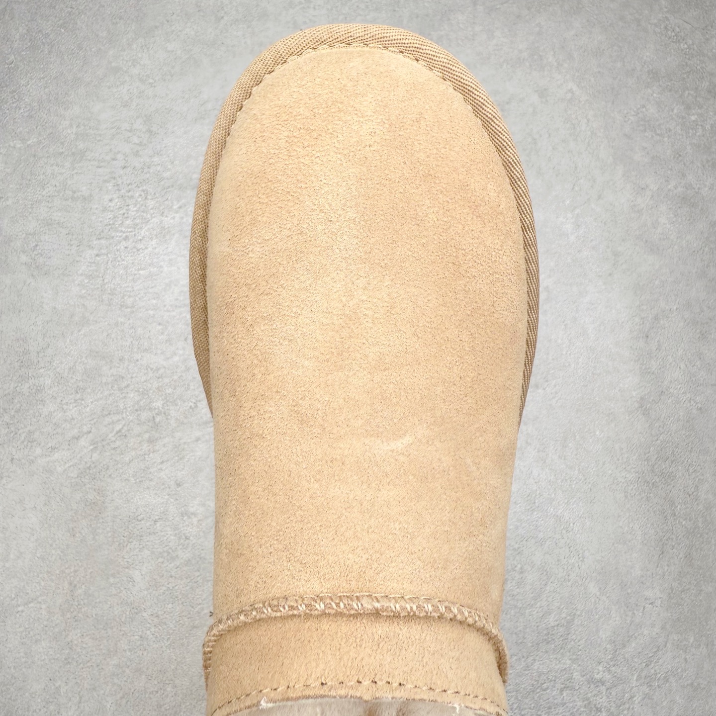 图片[4]-UGG 3891 经典秋冬羊皮毛一体雪地靴 隆丰A级澳洲进口羊皮毛一体 完全遵循ZP工艺流程 代工厂原厂版师 秉承无原鞋不开发选择 注重每一处细节 市面最正版型 TREADLITE\\\”轻翼\\\”科技外底 轻便/耐用/柔韧/桩型【售后郑重承诺】一个月内若出现重大脱胶/断底等质量问题 直接为您换新 翻毛皮鞋面 细腻亲肤再生聚酯纤维滚边 舒适易打理 保暖性佳 UGG plush™ 里衬和内底 茸软亲肤 舒适暖足 经典鞋型搭配轻盈厚底 稳稳拿捏秋冬出街时髦造型 Treadlite by UGG 轻翼大底 轻盈缓震 为双足减负 舒适轻便 助你轻松畅玩整天 尺码：35 36 37 38 39 40-选品中心