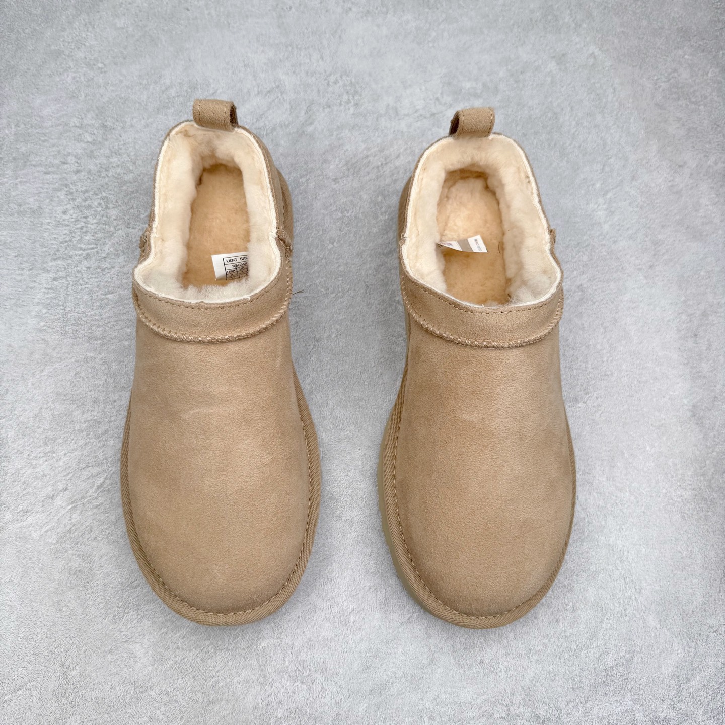 图片[2]-UGG 3891 经典秋冬羊皮毛一体雪地靴 隆丰A级澳洲进口羊皮毛一体 完全遵循ZP工艺流程 代工厂原厂版师 秉承无原鞋不开发选择 注重每一处细节 市面最正版型 TREADLITE\\\”轻翼\\\”科技外底 轻便/耐用/柔韧/桩型【售后郑重承诺】一个月内若出现重大脱胶/断底等质量问题 直接为您换新 翻毛皮鞋面 细腻亲肤再生聚酯纤维滚边 舒适易打理 保暖性佳 UGG plush™ 里衬和内底 茸软亲肤 舒适暖足 经典鞋型搭配轻盈厚底 稳稳拿捏秋冬出街时髦造型 Treadlite by UGG 轻翼大底 轻盈缓震 为双足减负 舒适轻便 助你轻松畅玩整天 尺码：35 36 37 38 39 40-选品中心