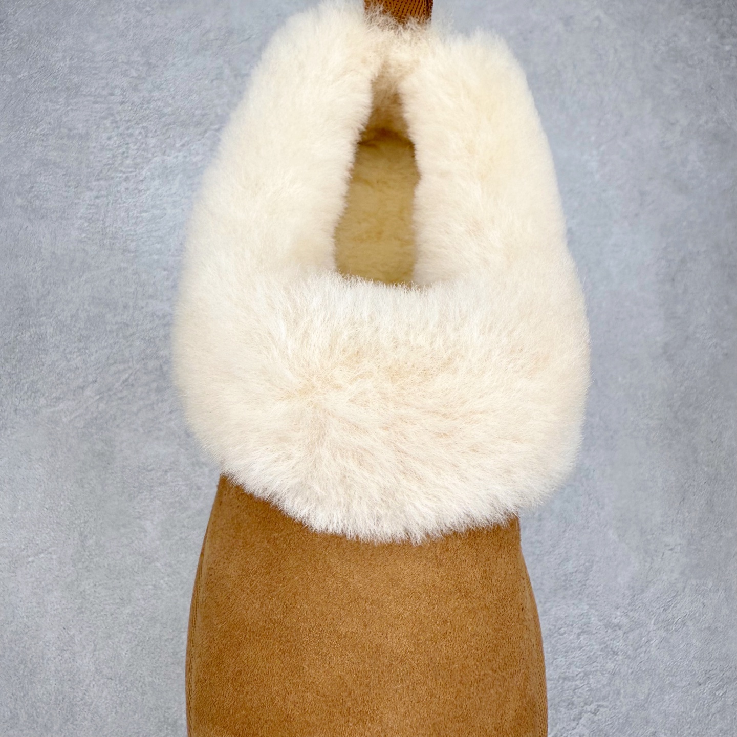 图片[5]-UGG 1393 经典秋冬羊皮毛一体雪地靴 隆丰A级澳洲进口羊皮毛一体 完全遵循ZP工艺流程 代工厂原厂版师 秉承无原鞋不开发选择 注重每一处细节 市面最正版型 TREADLITE\\\”轻翼\\\”科技外底 轻便/耐用/柔韧/桩型【售后郑重承诺】一个月内若出现重大脱胶/断底等质量问题 直接为您换新 翻毛皮鞋面 细腻亲肤再生聚酯纤维滚边 舒适易打理 保暖性佳 UGG plush™ 里衬和内底 茸软亲肤 舒适暖足 经典鞋型搭配轻盈厚底 稳稳拿捏秋冬出街时髦造型 Treadlite by UGG 轻翼大底 轻盈缓震 为双足减负 舒适轻便 助你轻松畅玩整天 尺码：35 36 37 38 39 40-选品中心