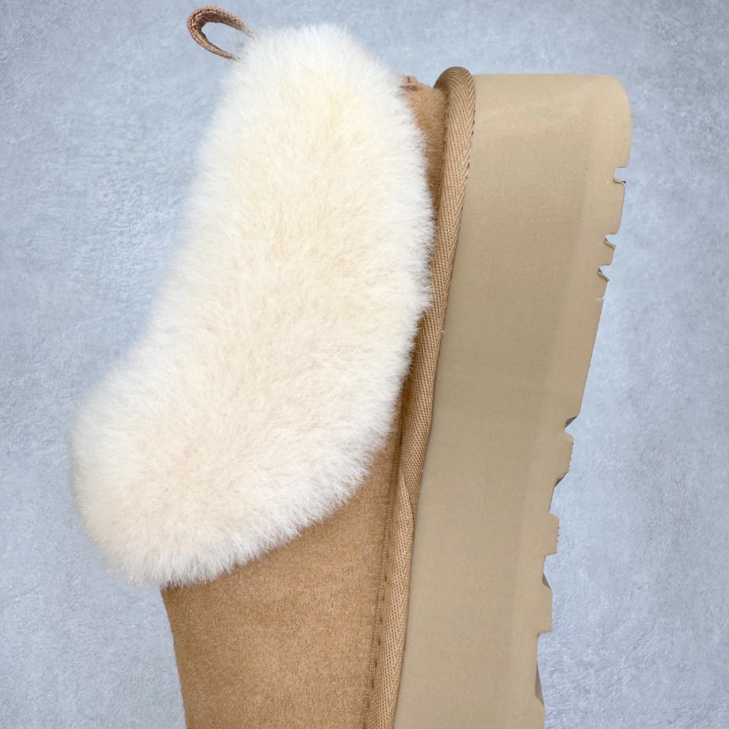 图片[7]-UGG 1393 经典秋冬羊皮毛一体雪地靴 隆丰A级澳洲进口羊皮毛一体 完全遵循ZP工艺流程 代工厂原厂版师 秉承无原鞋不开发选择 注重每一处细节 市面最正版型 TREADLITE\\\”轻翼\\\”科技外底 轻便/耐用/柔韧/桩型【售后郑重承诺】一个月内若出现重大脱胶/断底等质量问题 直接为您换新 翻毛皮鞋面 细腻亲肤再生聚酯纤维滚边 舒适易打理 保暖性佳 UGG plush™ 里衬和内底 茸软亲肤 舒适暖足 经典鞋型搭配轻盈厚底 稳稳拿捏秋冬出街时髦造型 Treadlite by UGG 轻翼大底 轻盈缓震 为双足减负 舒适轻便 助你轻松畅玩整天 尺码：35 36 37 38 39 40-选品中心