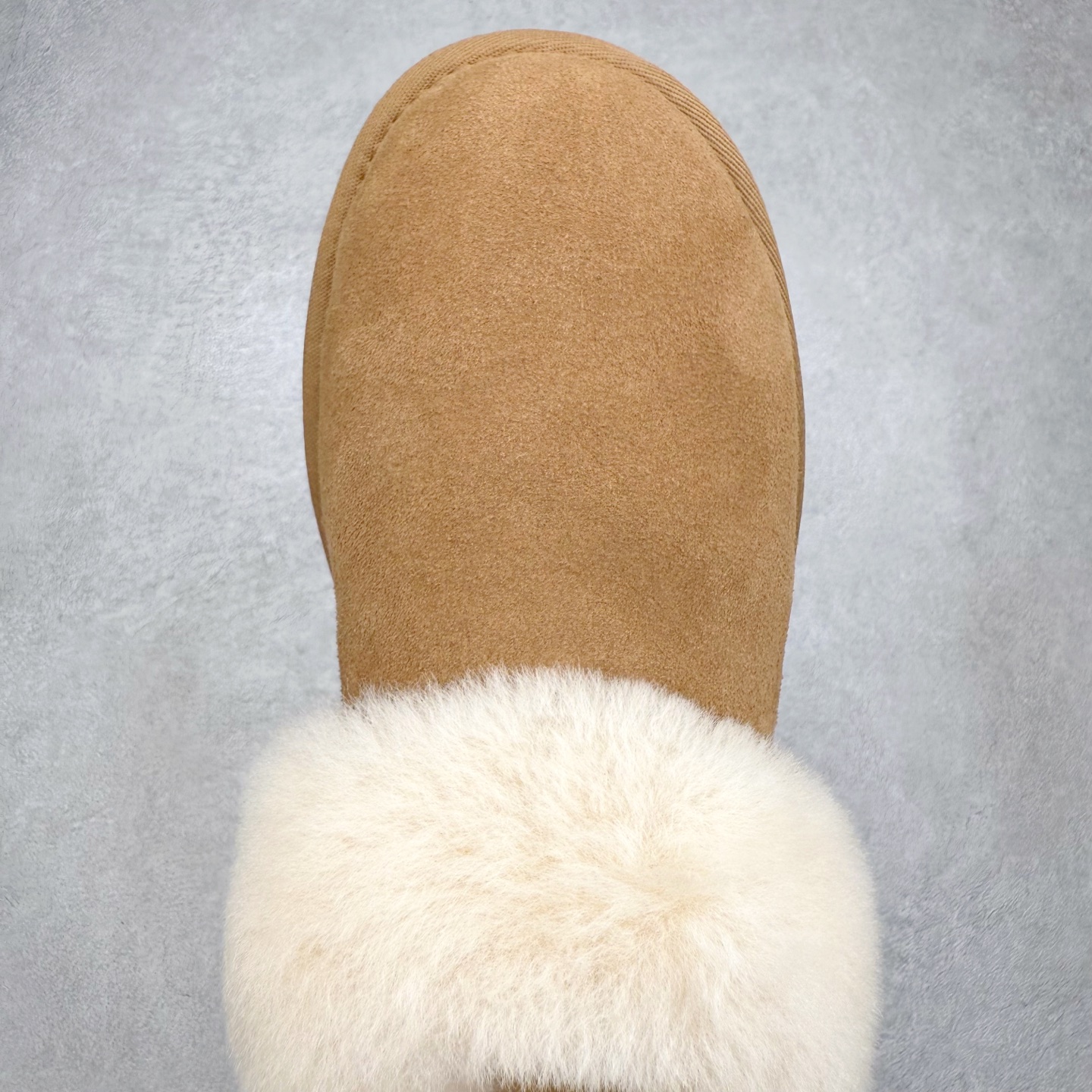 图片[4]-UGG 1393 经典秋冬羊皮毛一体雪地靴 隆丰A级澳洲进口羊皮毛一体 完全遵循ZP工艺流程 代工厂原厂版师 秉承无原鞋不开发选择 注重每一处细节 市面最正版型 TREADLITE\\\”轻翼\\\”科技外底 轻便/耐用/柔韧/桩型【售后郑重承诺】一个月内若出现重大脱胶/断底等质量问题 直接为您换新 翻毛皮鞋面 细腻亲肤再生聚酯纤维滚边 舒适易打理 保暖性佳 UGG plush™ 里衬和内底 茸软亲肤 舒适暖足 经典鞋型搭配轻盈厚底 稳稳拿捏秋冬出街时髦造型 Treadlite by UGG 轻翼大底 轻盈缓震 为双足减负 舒适轻便 助你轻松畅玩整天 尺码：35 36 37 38 39 40-选品中心