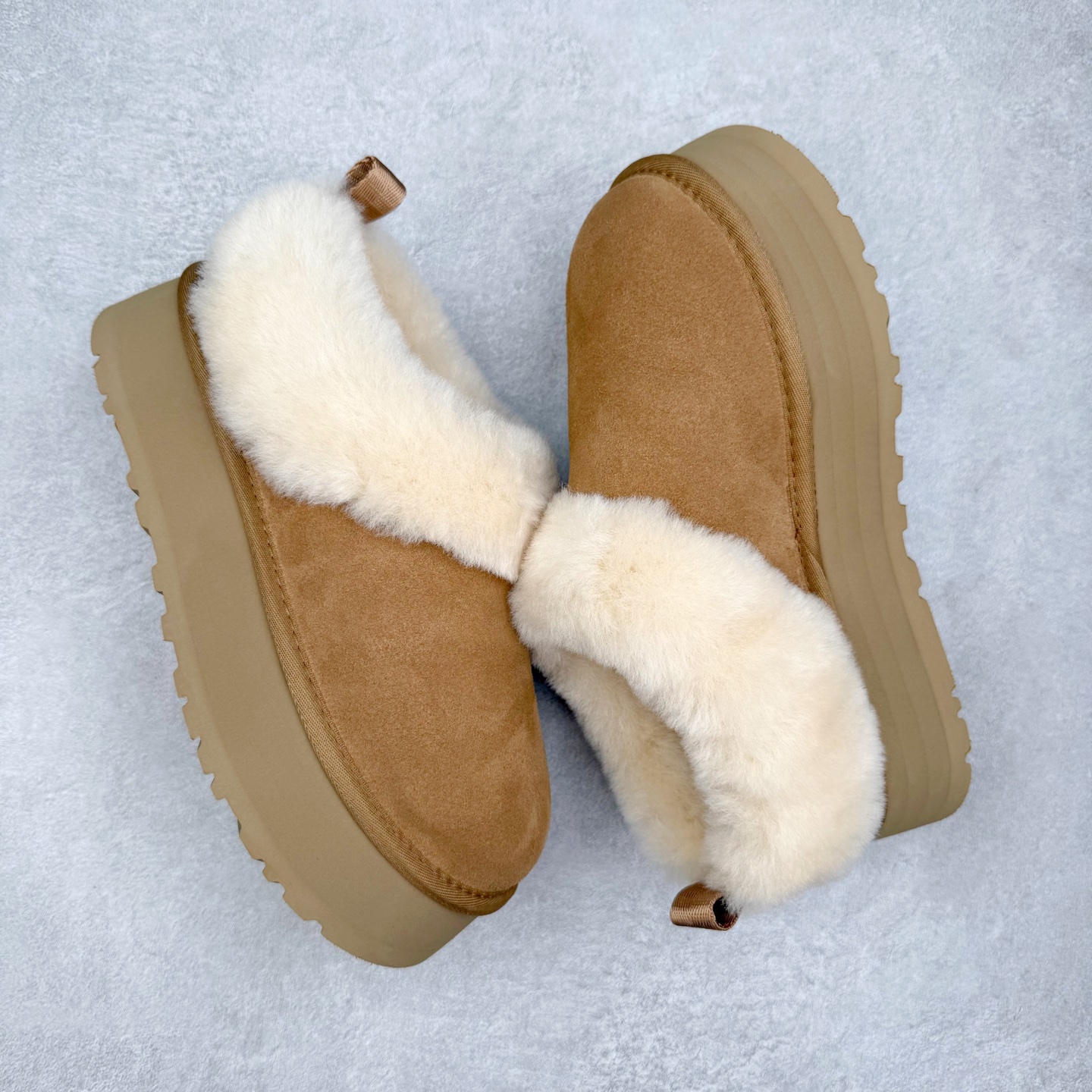 图片[3]-UGG 1393 经典秋冬羊皮毛一体雪地靴 隆丰A级澳洲进口羊皮毛一体 完全遵循ZP工艺流程 代工厂原厂版师 秉承无原鞋不开发选择 注重每一处细节 市面最正版型 TREADLITE\\\”轻翼\\\”科技外底 轻便/耐用/柔韧/桩型【售后郑重承诺】一个月内若出现重大脱胶/断底等质量问题 直接为您换新 翻毛皮鞋面 细腻亲肤再生聚酯纤维滚边 舒适易打理 保暖性佳 UGG plush™ 里衬和内底 茸软亲肤 舒适暖足 经典鞋型搭配轻盈厚底 稳稳拿捏秋冬出街时髦造型 Treadlite by UGG 轻翼大底 轻盈缓震 为双足减负 舒适轻便 助你轻松畅玩整天 尺码：35 36 37 38 39 40-选品中心